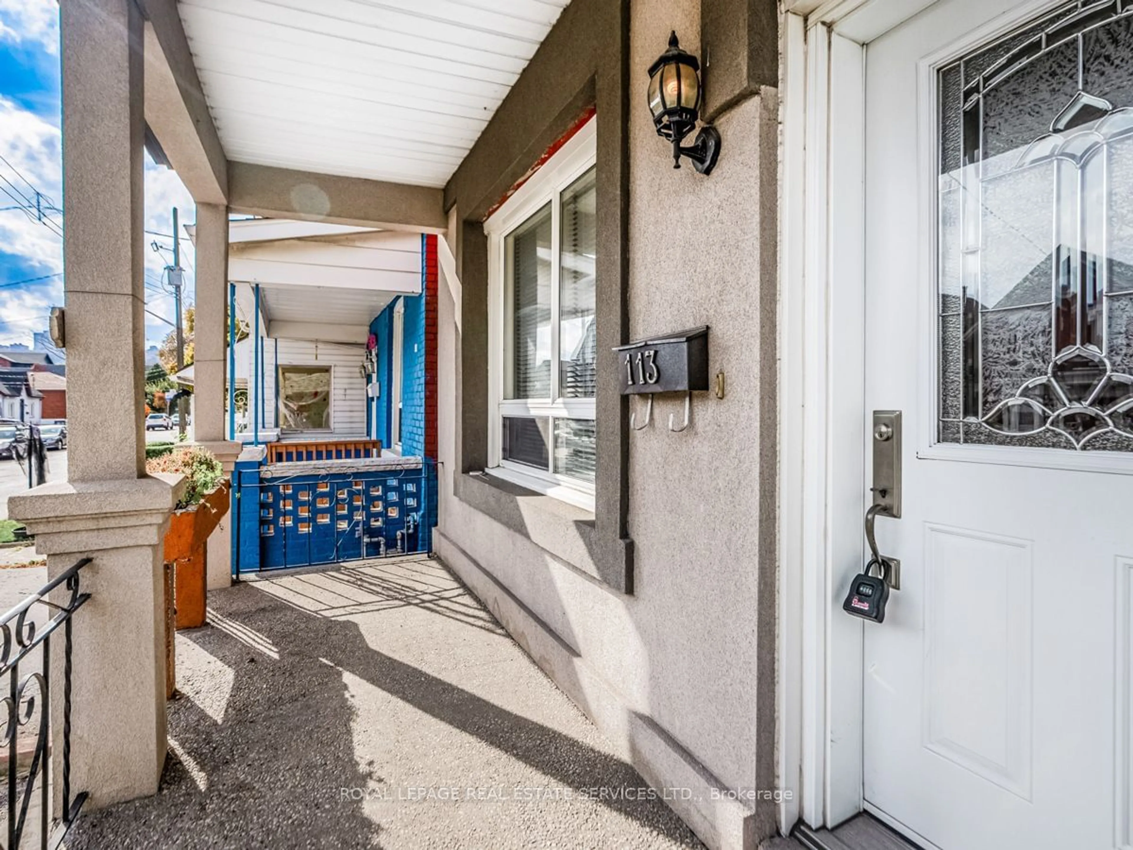 Indoor entryway for 113 Tisdale St, Hamilton Ontario L8L 5M5