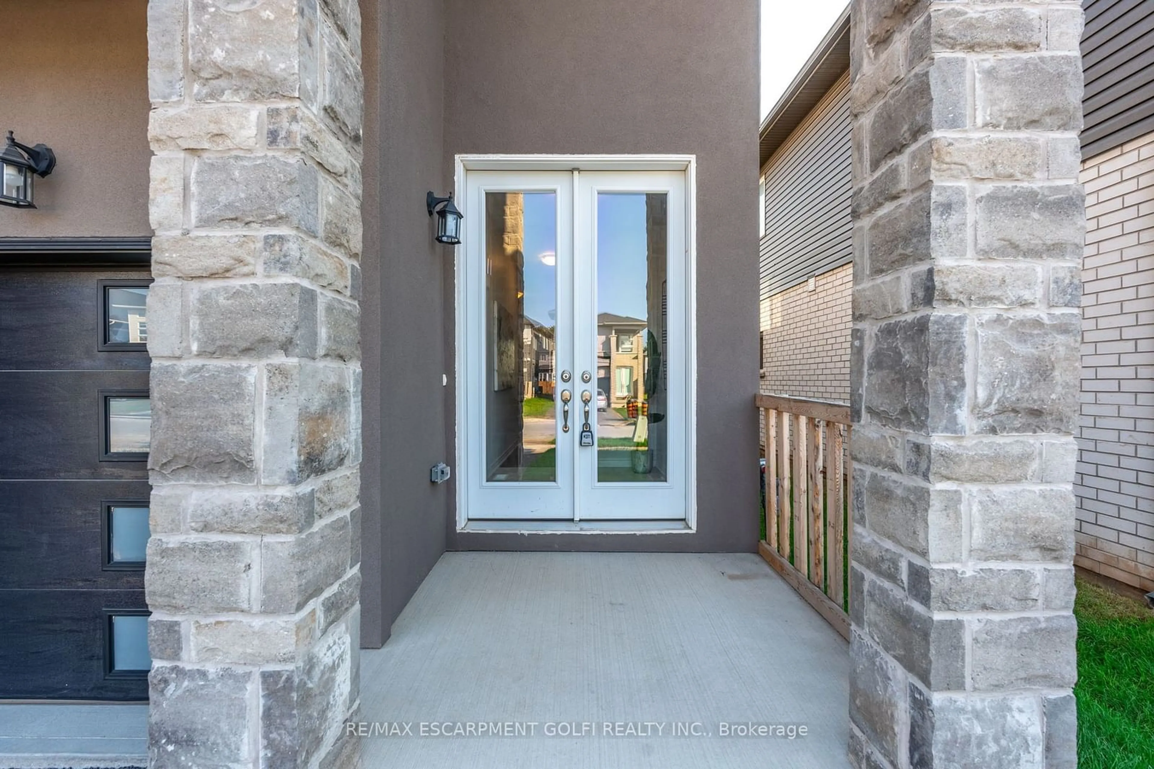 Indoor entryway, cement floor for 47 Hildred St, Welland Ontario L3B 1M9