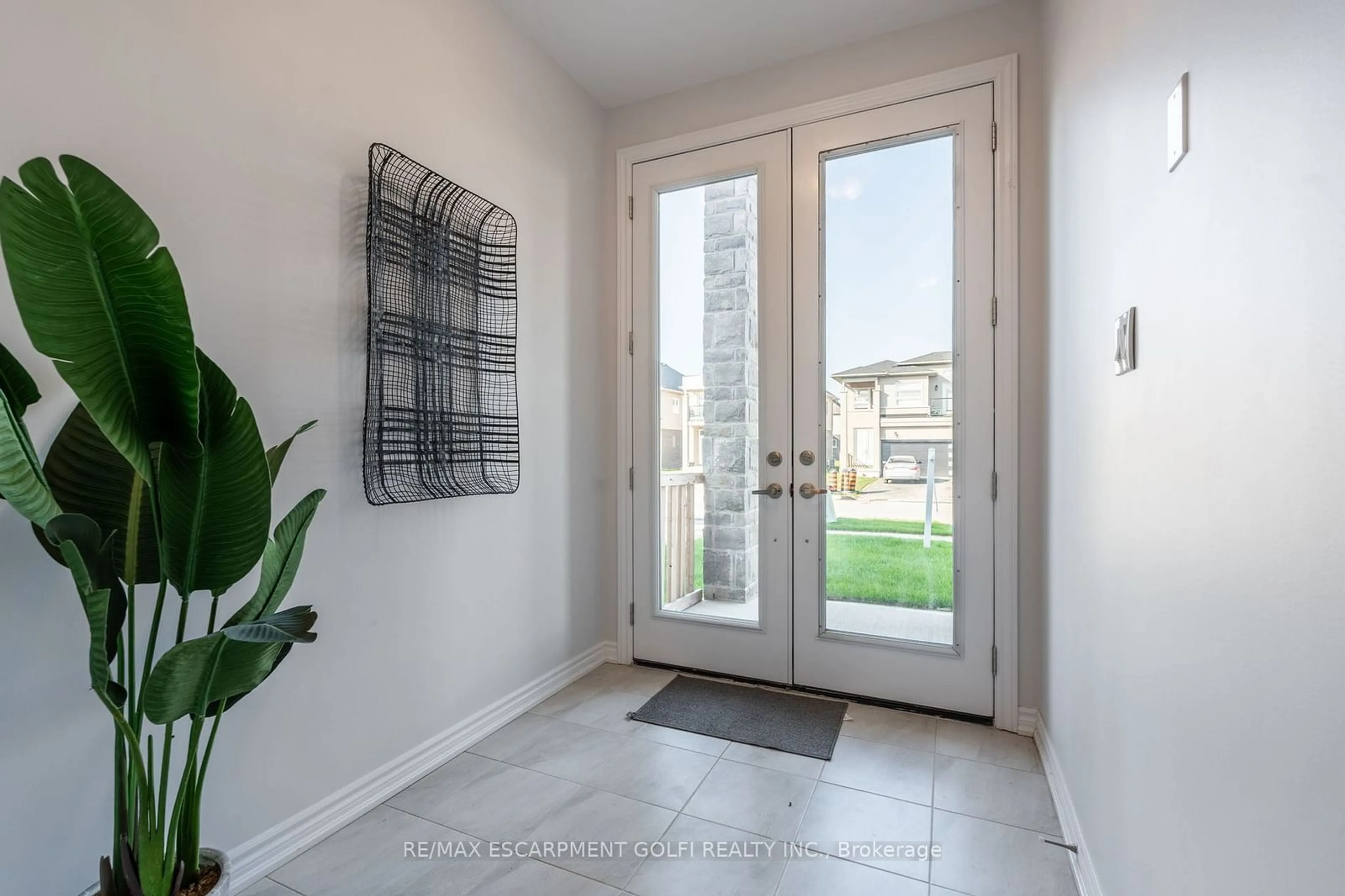 Indoor entryway, wood floors for 47 Hildred St, Welland Ontario L3B 1M9