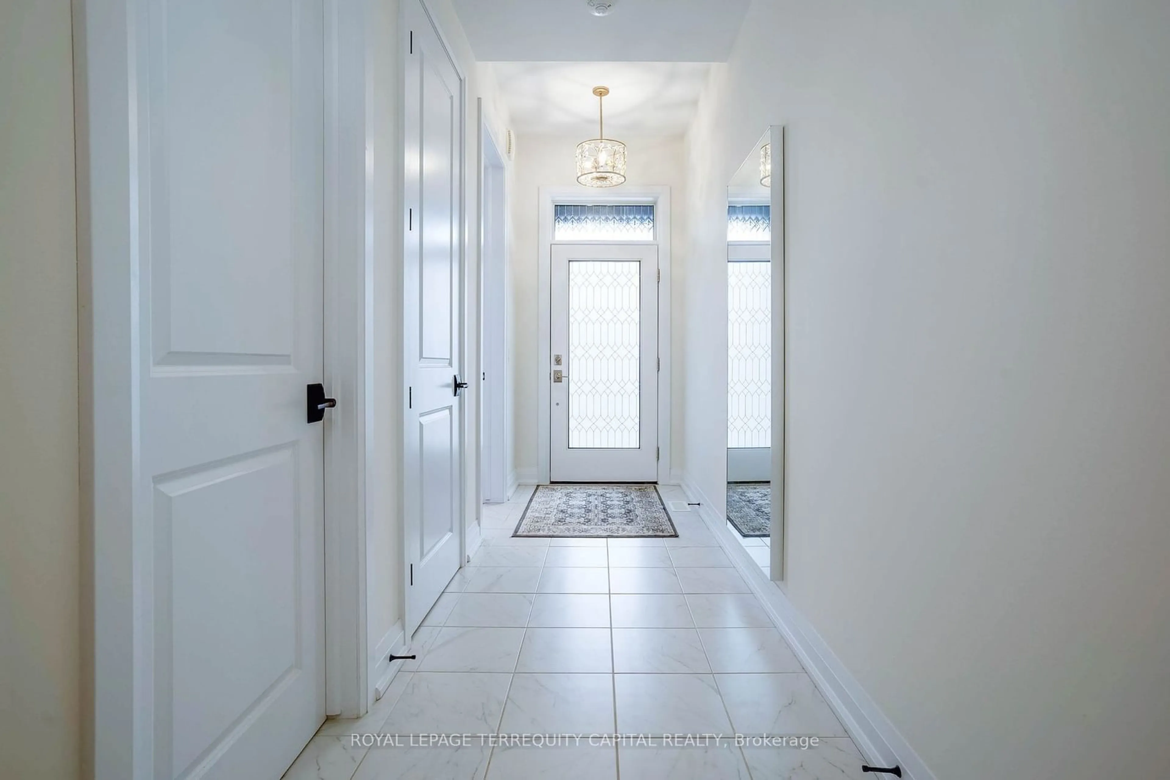 Indoor entryway, wood floors for 8974 Willoughby Dr #19, Niagara Falls Ontario L2G 7Y4