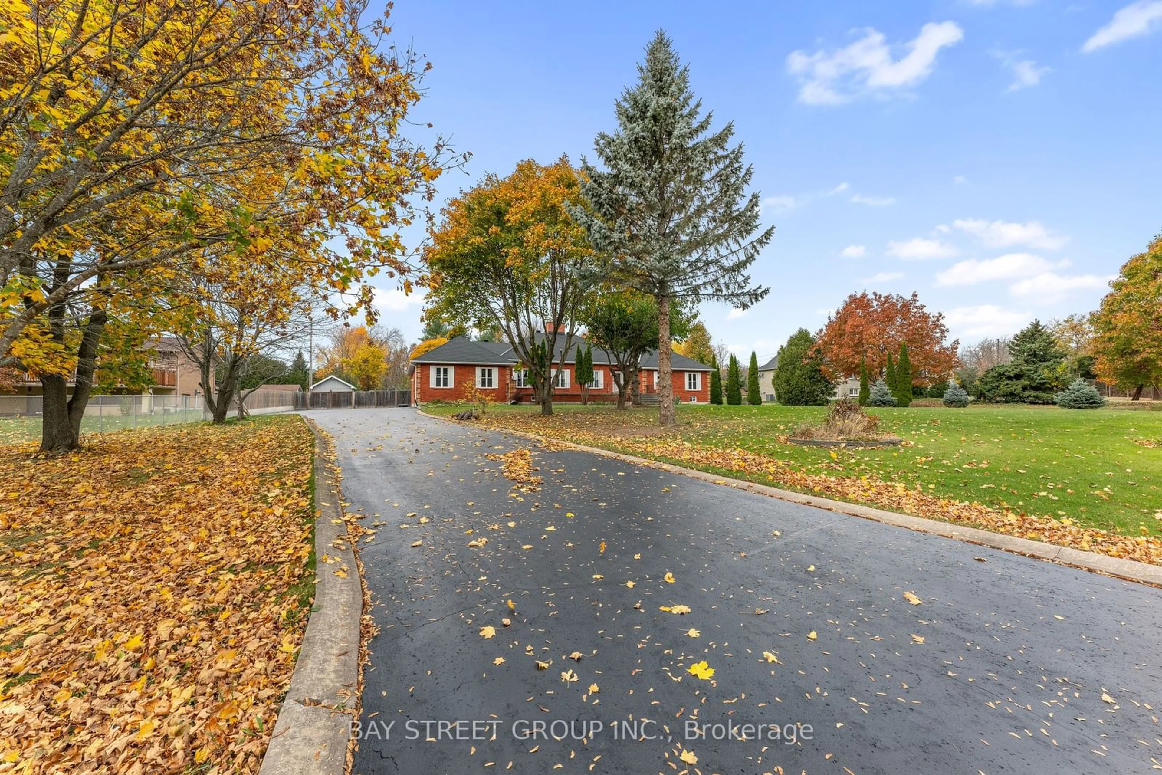 A pic from exterior of the house or condo, the street view for 916 THOMPSON Cres, Kingston Ontario K7L 4V4