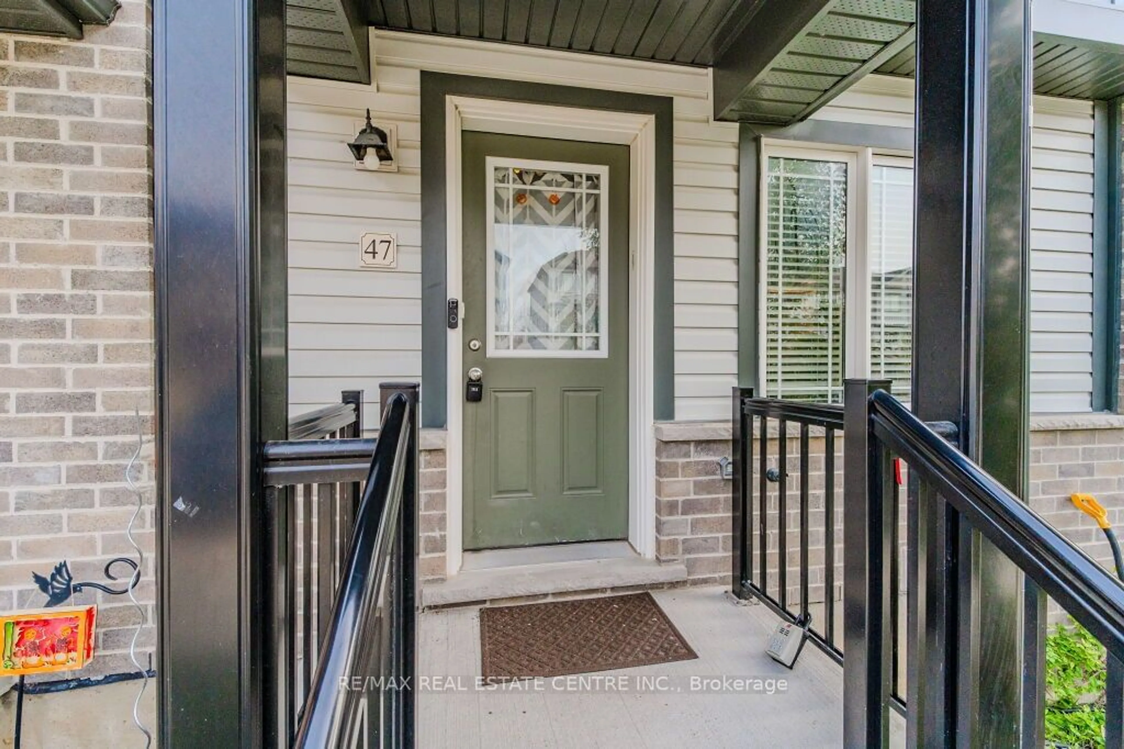 Indoor entryway, wood floors for 350 Dundas St #47, Cambridge Ontario N1R 5S2