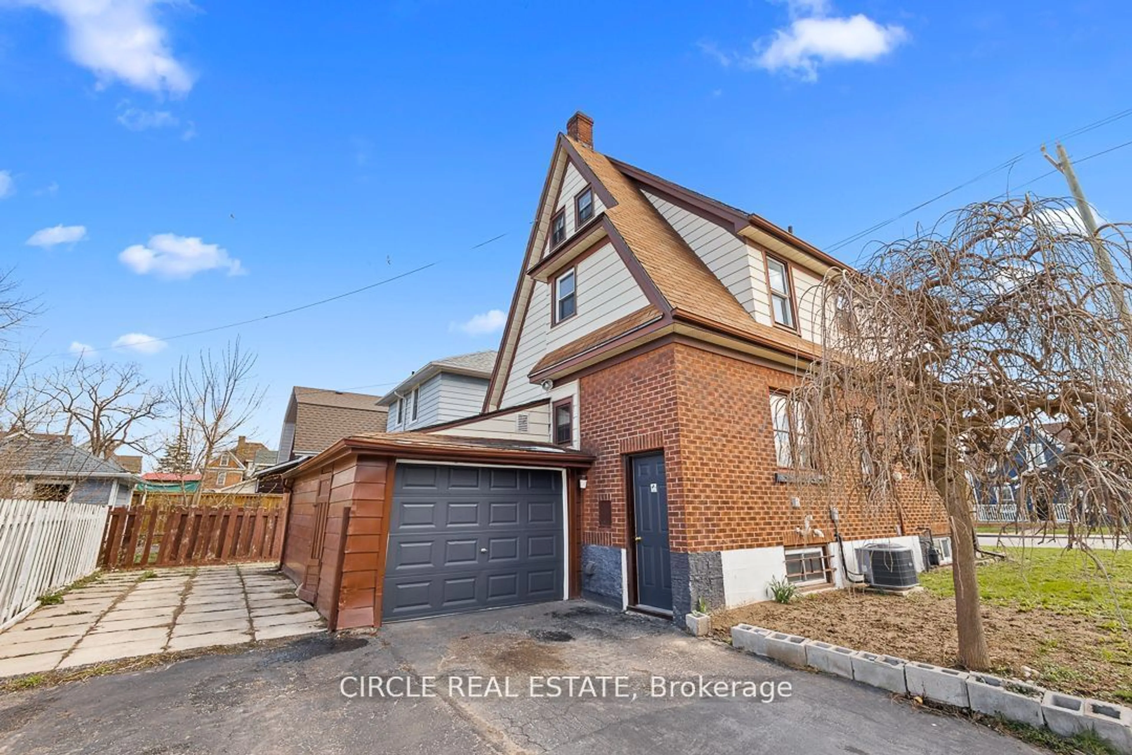 Home with brick exterior material for 4639 Simcoe St, Niagara Falls Ontario L2E 1V4