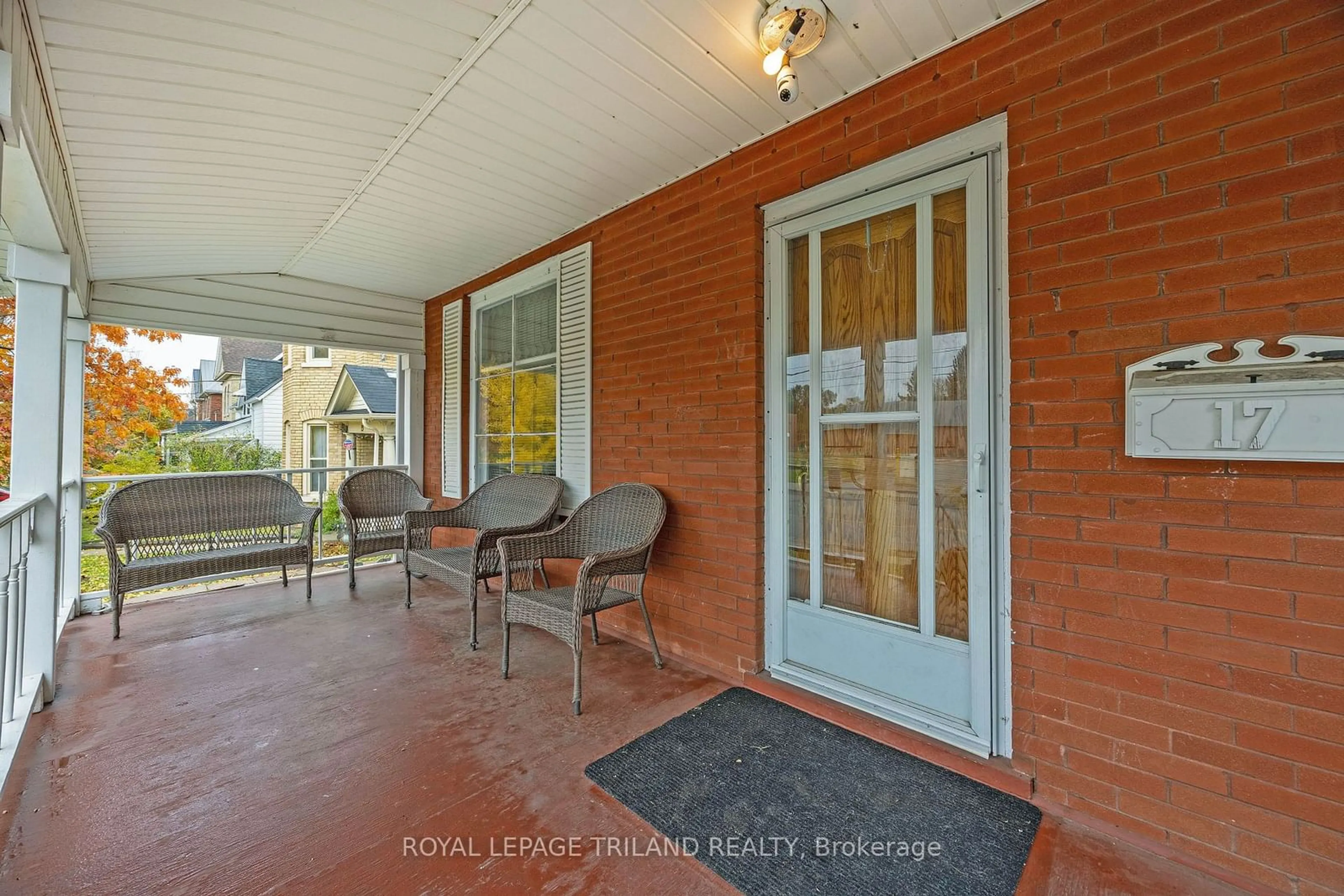 Indoor entryway, wood floors for 17 Balaclava St, St. Thomas Ontario N5P 3E3