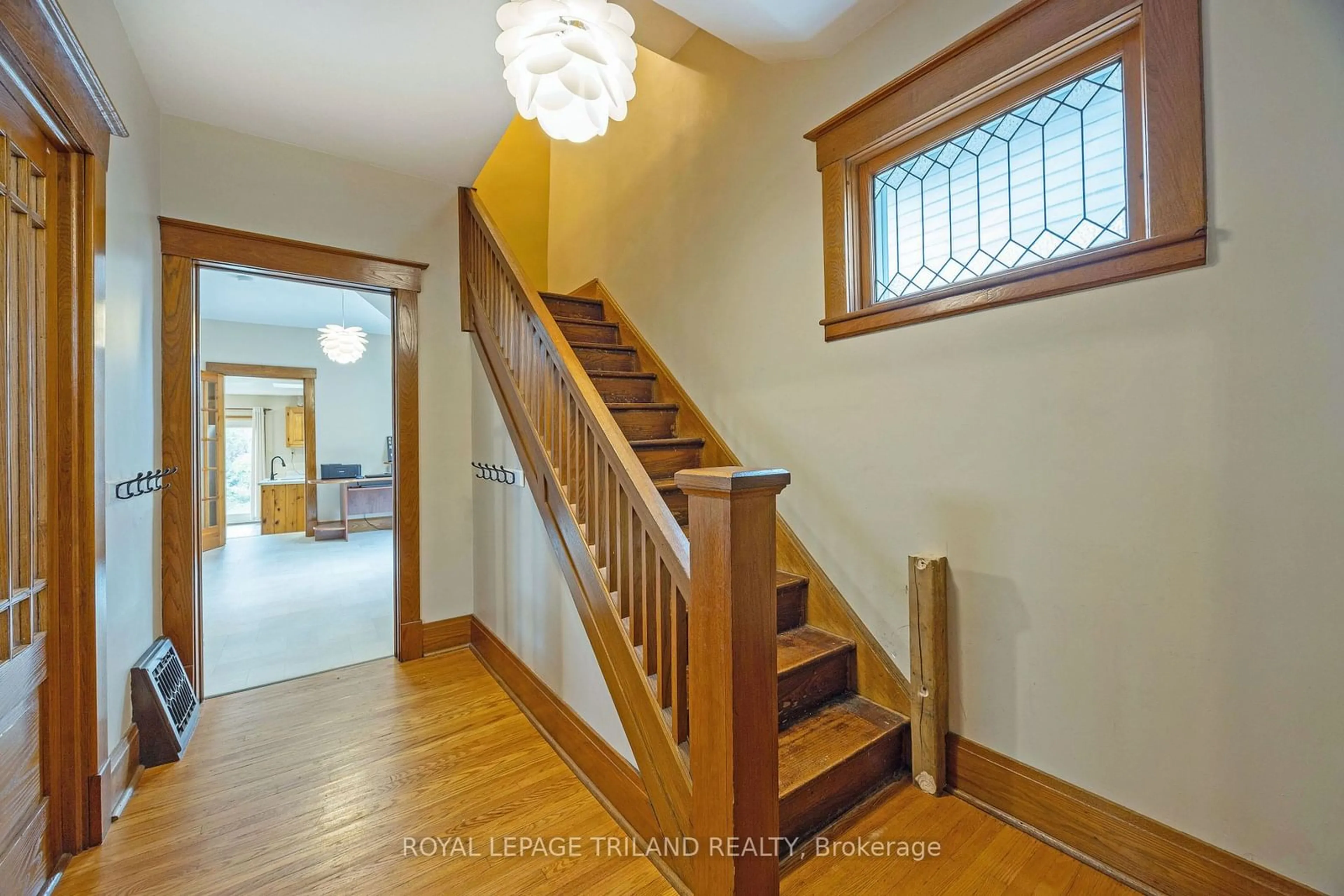 Indoor foyer, wood floors for 17 Balaclava St, St. Thomas Ontario N5P 3E3