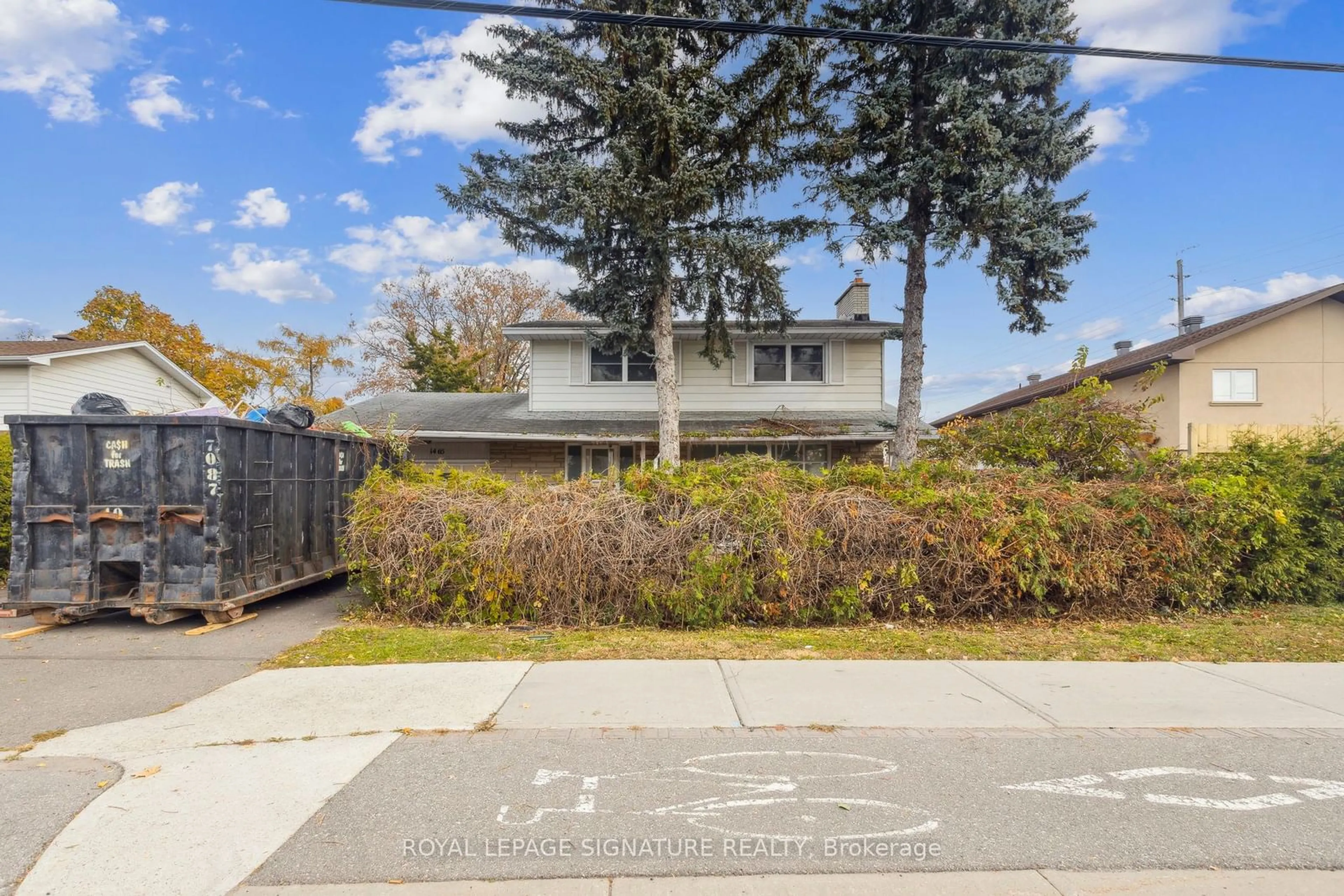 A pic from exterior of the house or condo, the fenced backyard for 1465 Fisher Ave, Ottawa Centre Ontario K2C 1X3