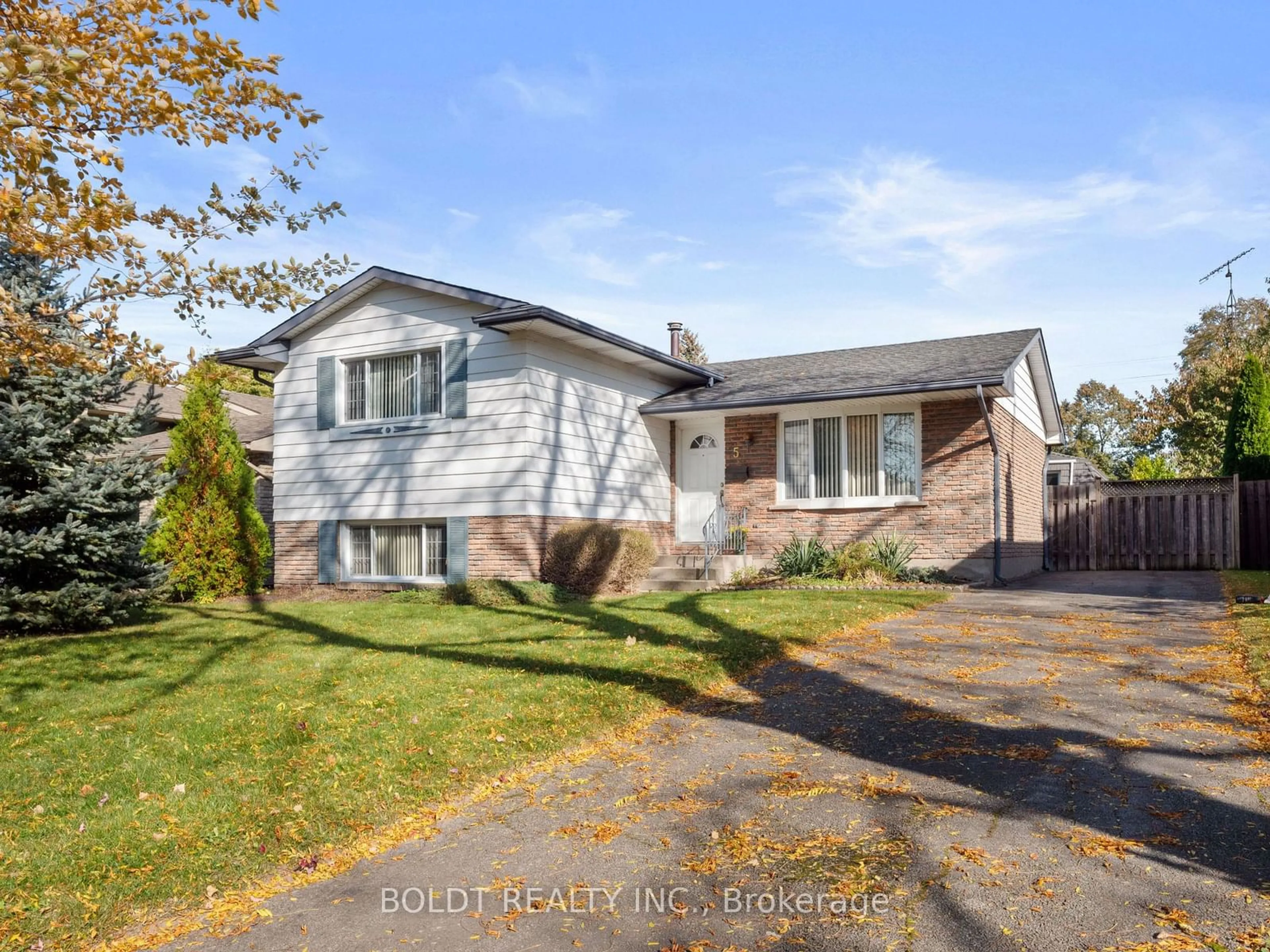 Frontside or backside of a home, cottage for 5 Rainbow Dr, St. Catharines Ontario L2M 7A2