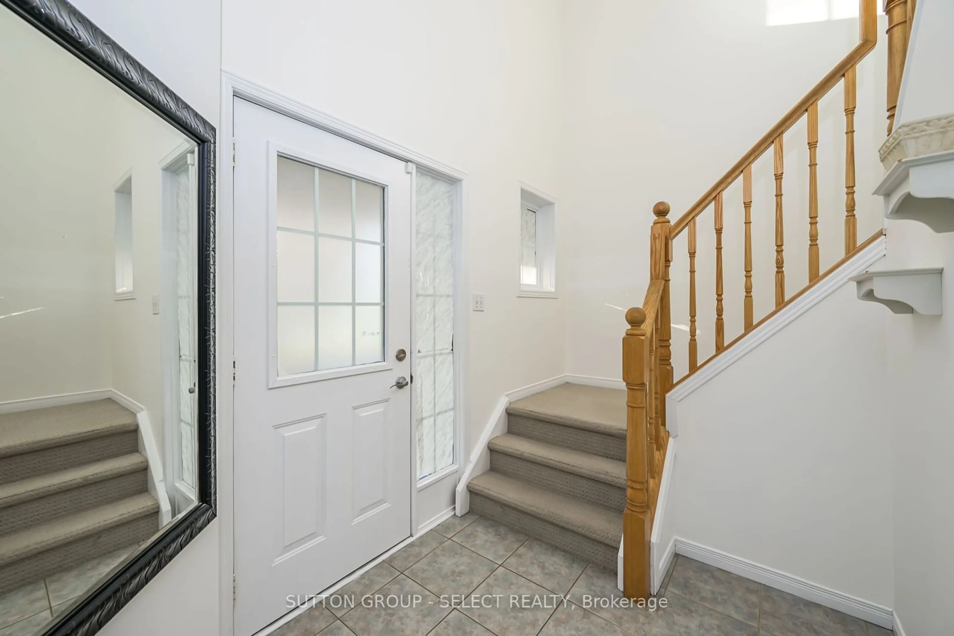 Indoor foyer, carpet floors for 788 Silversmith St, London Ontario N6H 5R7