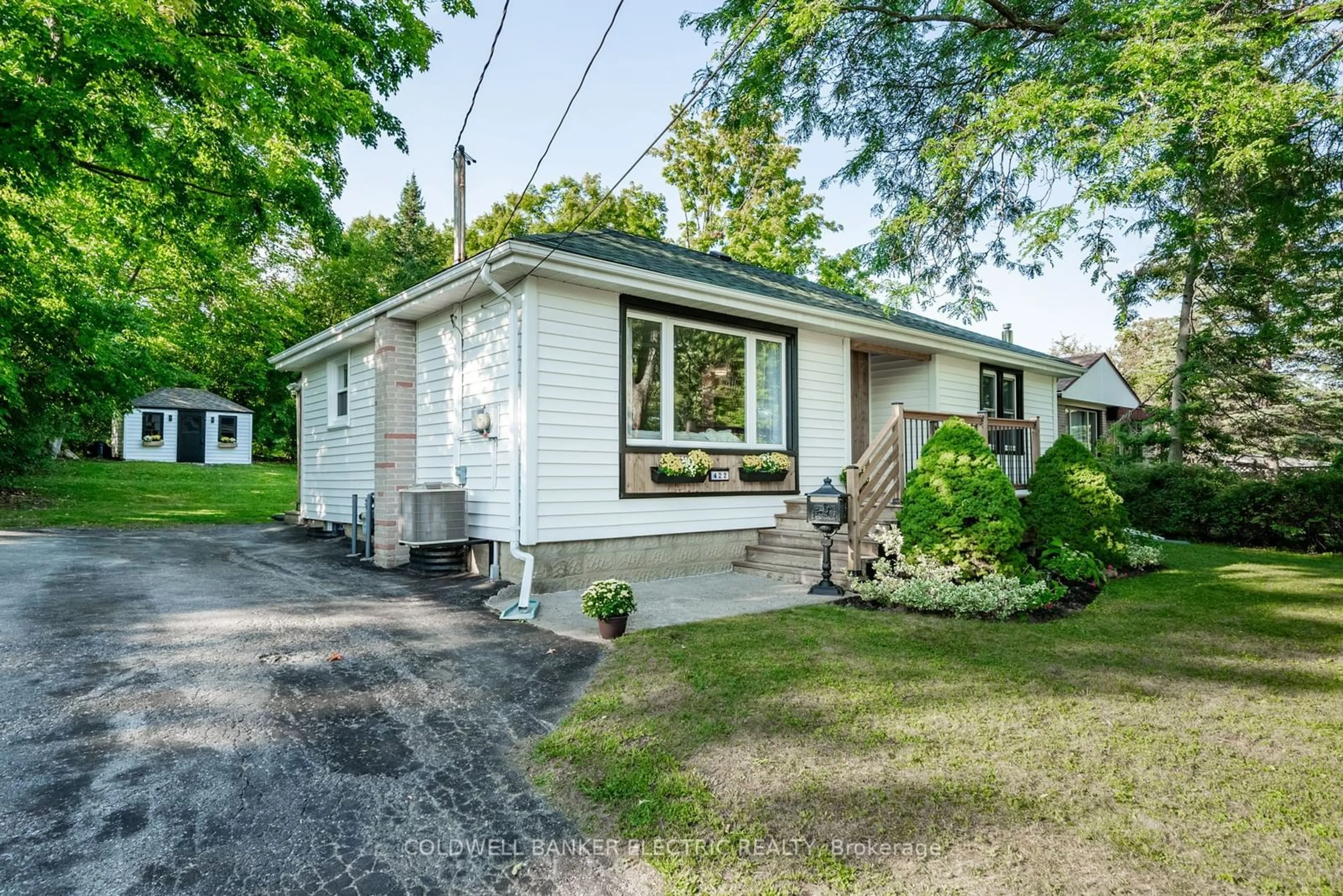 Home with vinyl exterior material for 422 Bellevue St, Peterborough Ontario K9H 5G6