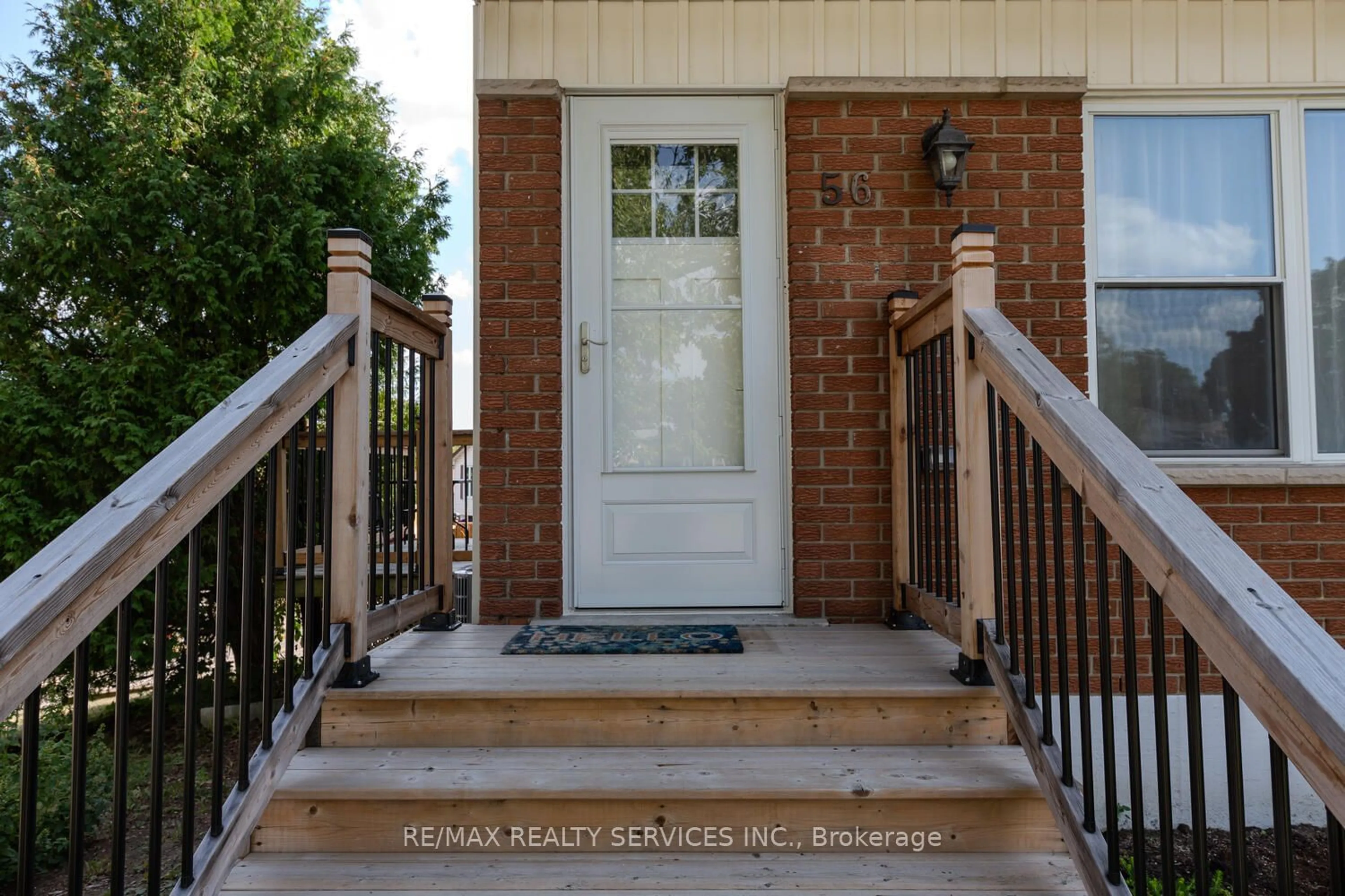 Indoor entryway, wood floors for 56 Raleigh Crt, Hamilton Ontario L8W 1H1