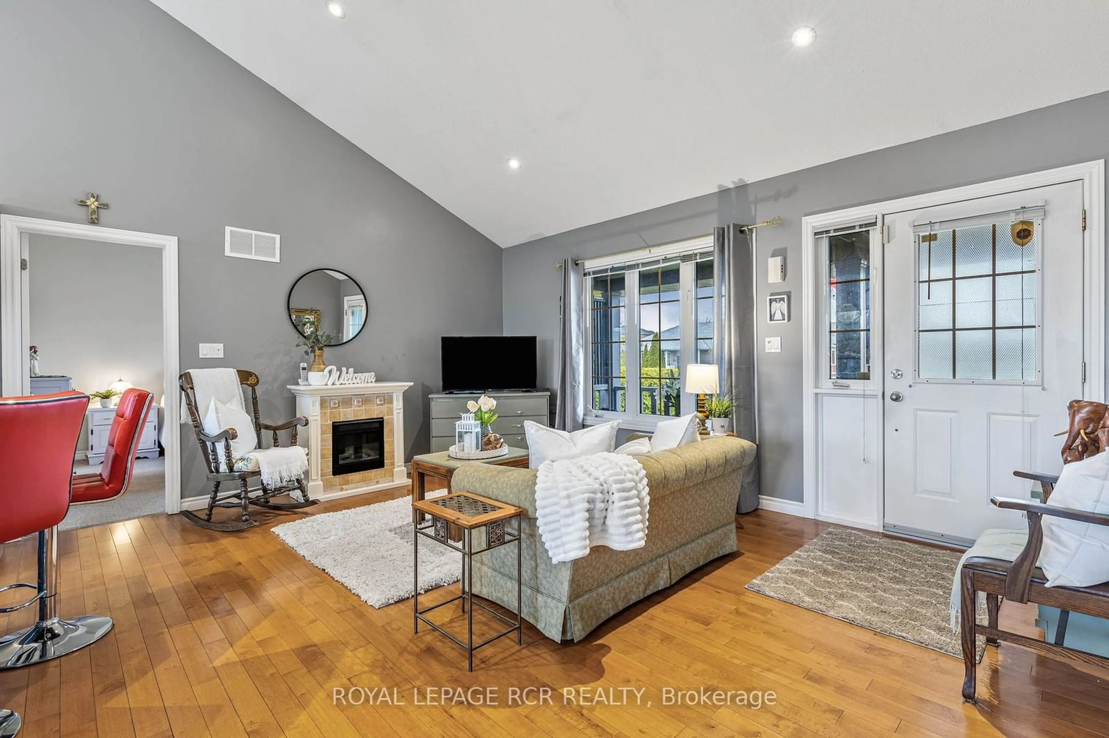 Living room, wood floors for 62 Springdale Dr, Kawartha Lakes Ontario K9V 4R1