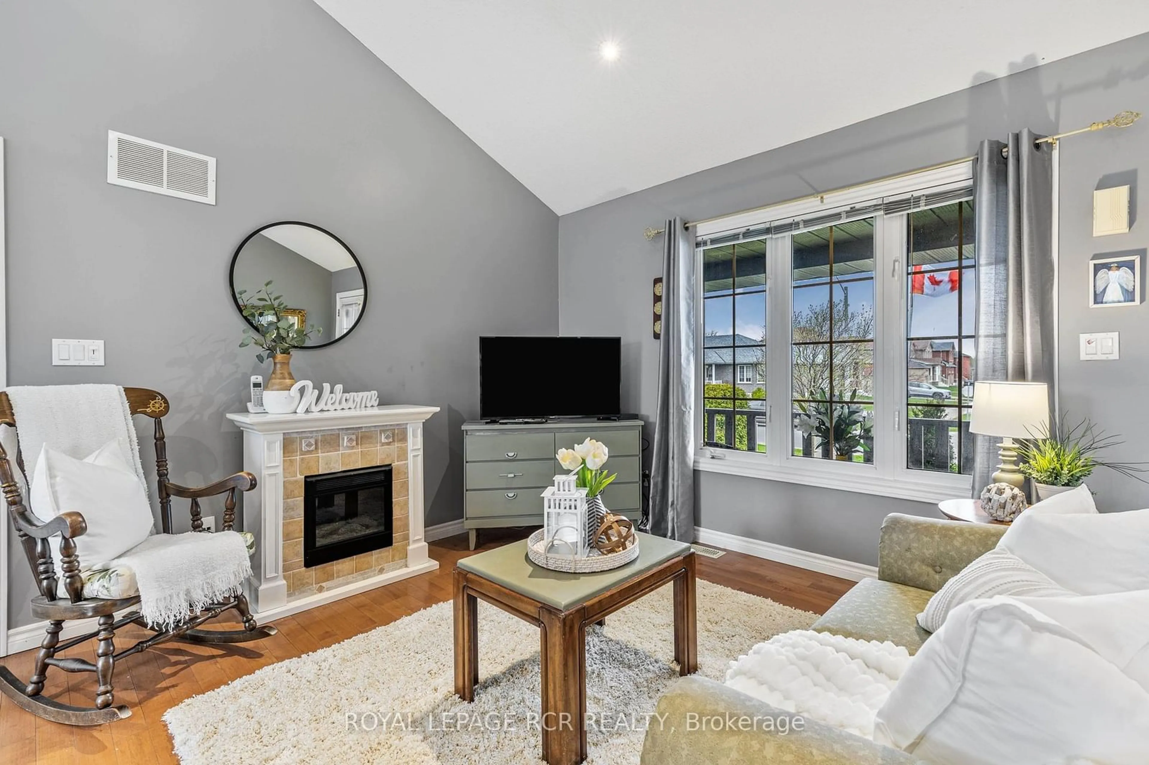 Living room, wood floors for 62 Springdale Dr, Kawartha Lakes Ontario K9V 4R1