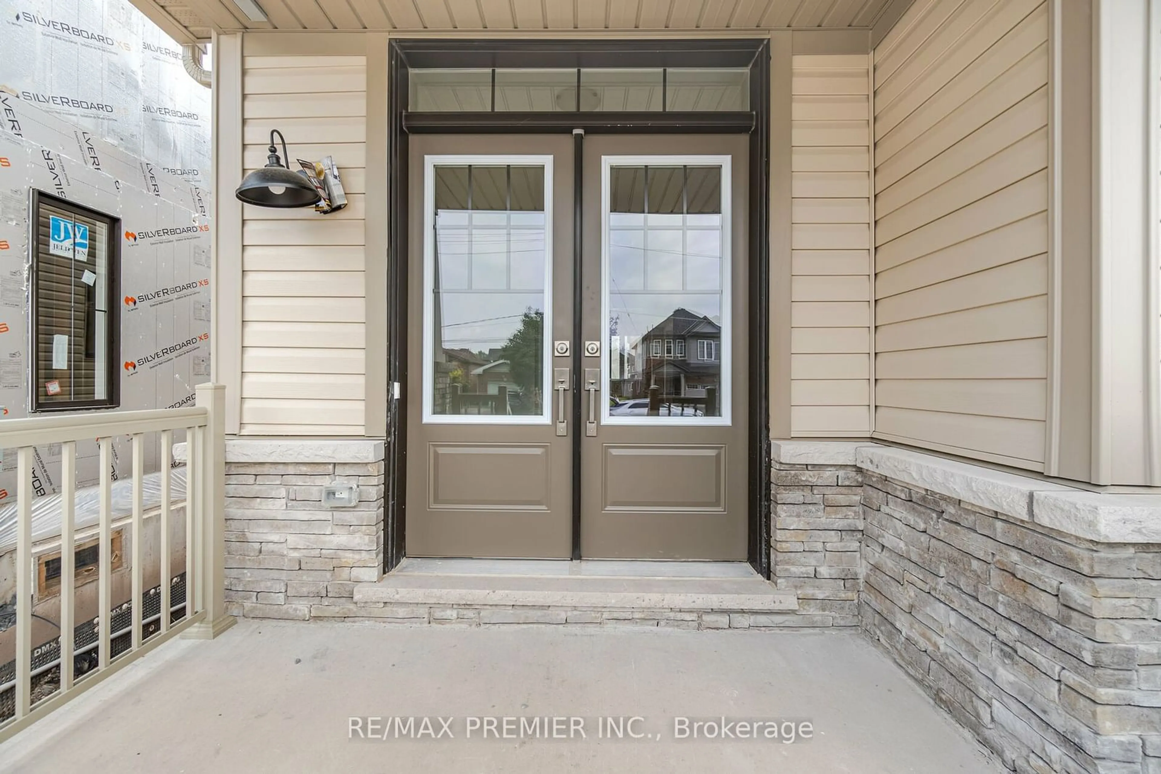 Indoor entryway, wood floors for 286 Forks Rd, Welland Ontario L3B 0M3