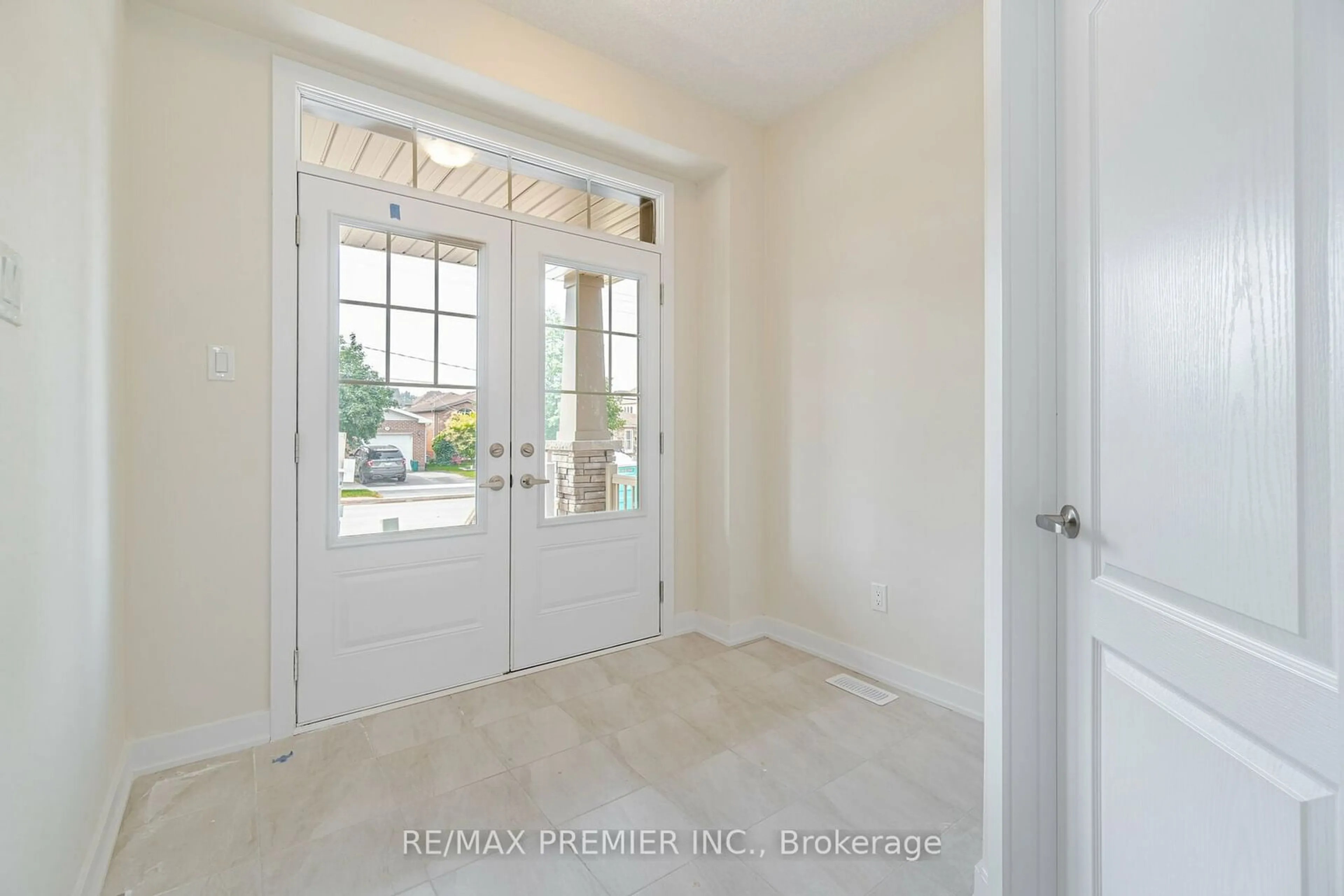 Indoor entryway, wood floors for 286 Forks Rd, Welland Ontario L3B 0M3