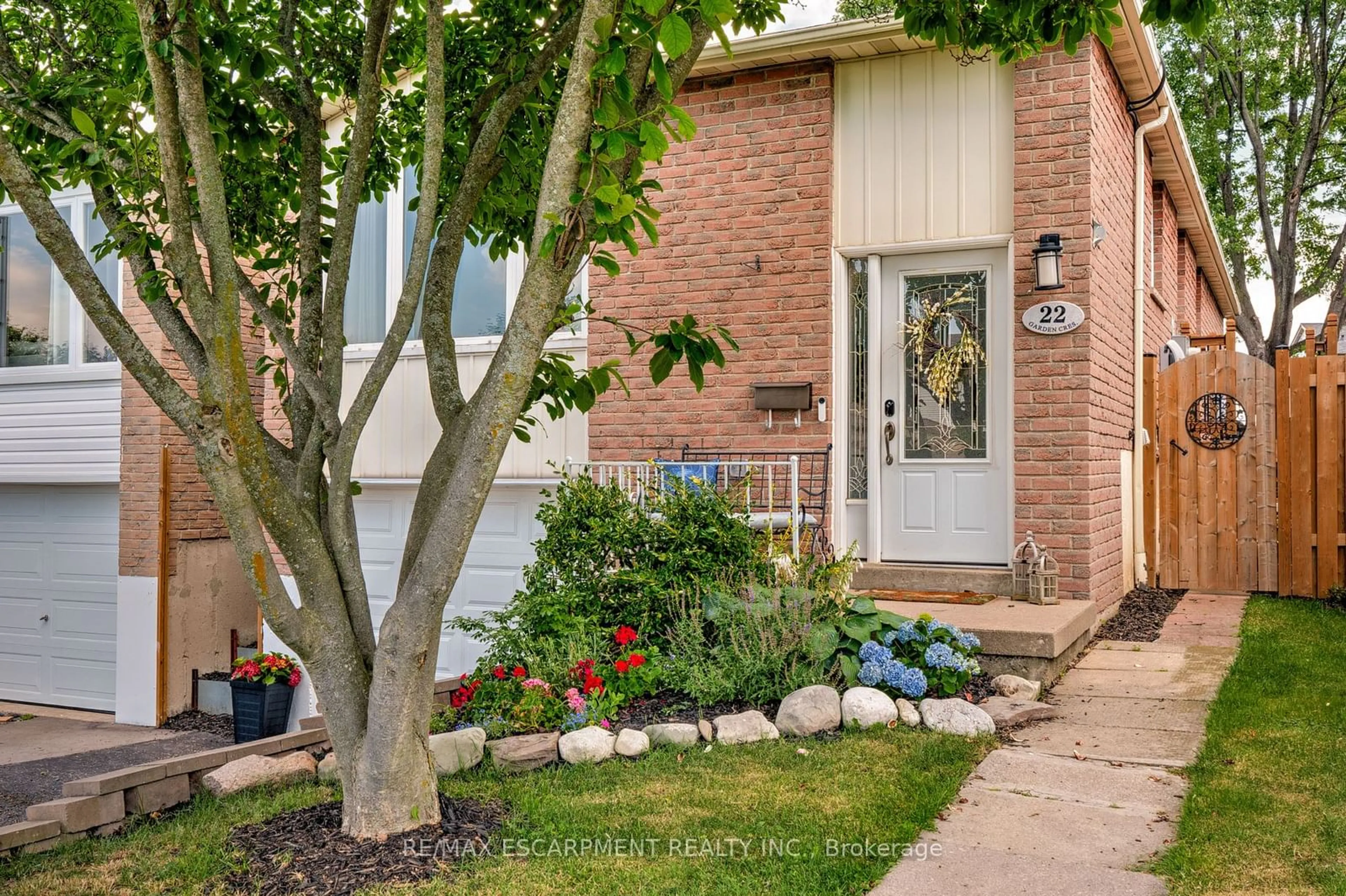 A pic from exterior of the house or condo, cottage for 22 Garden Cres, Hamilton Ontario L8V 4T4