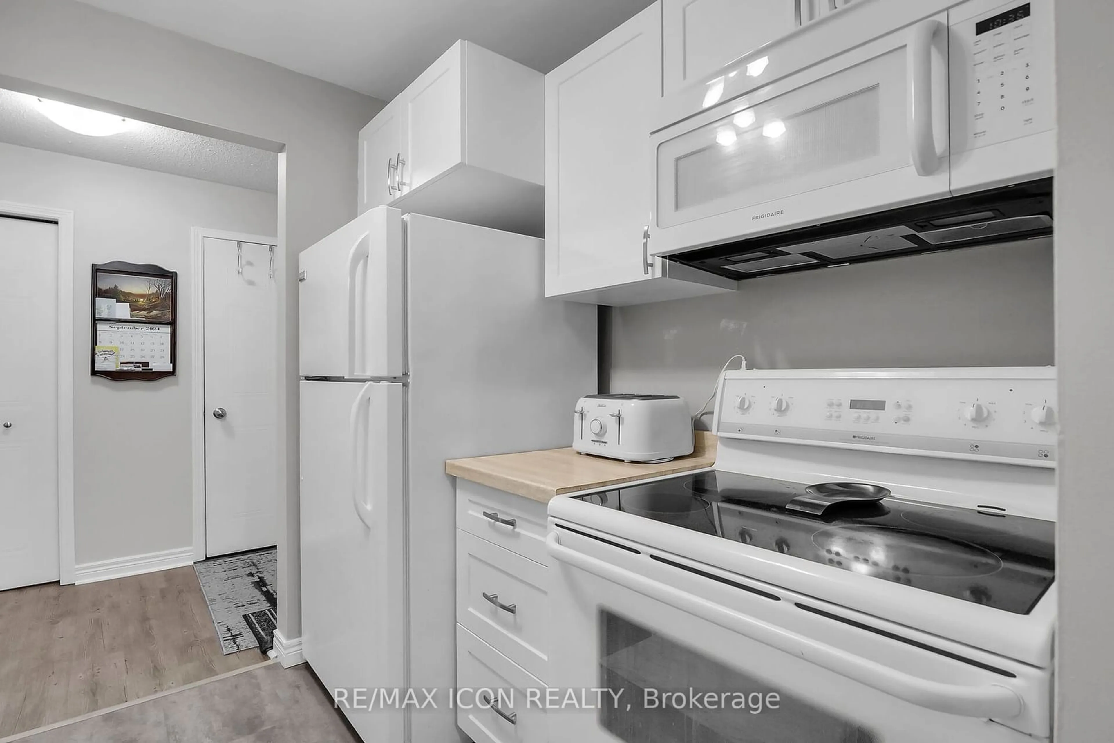 Standard kitchen for 440 Wellington St #206, St. Thomas Ontario N5R 5X5