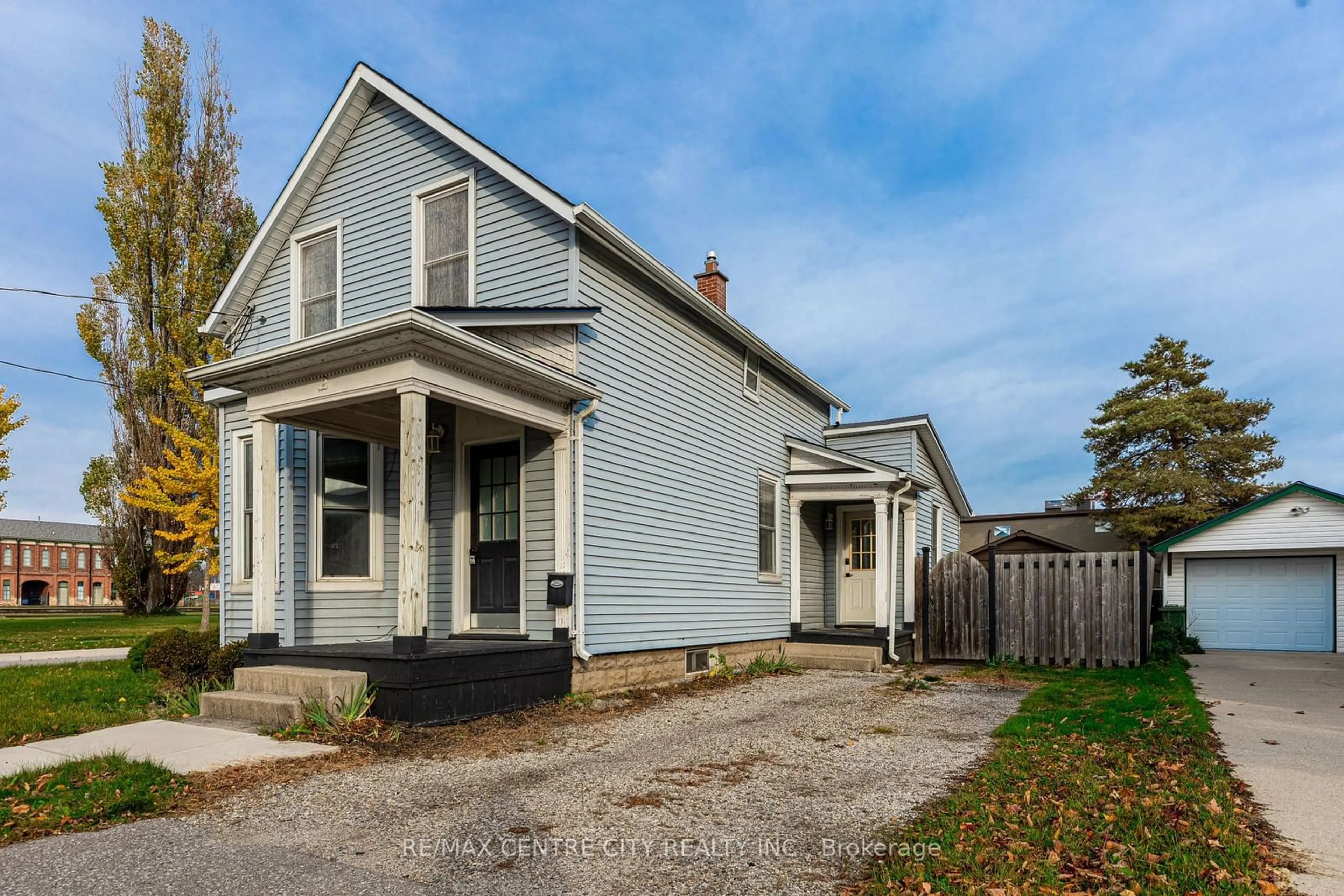 Frontside or backside of a home, cottage for 2 Verna St, St. Thomas Ontario N5R 4A7