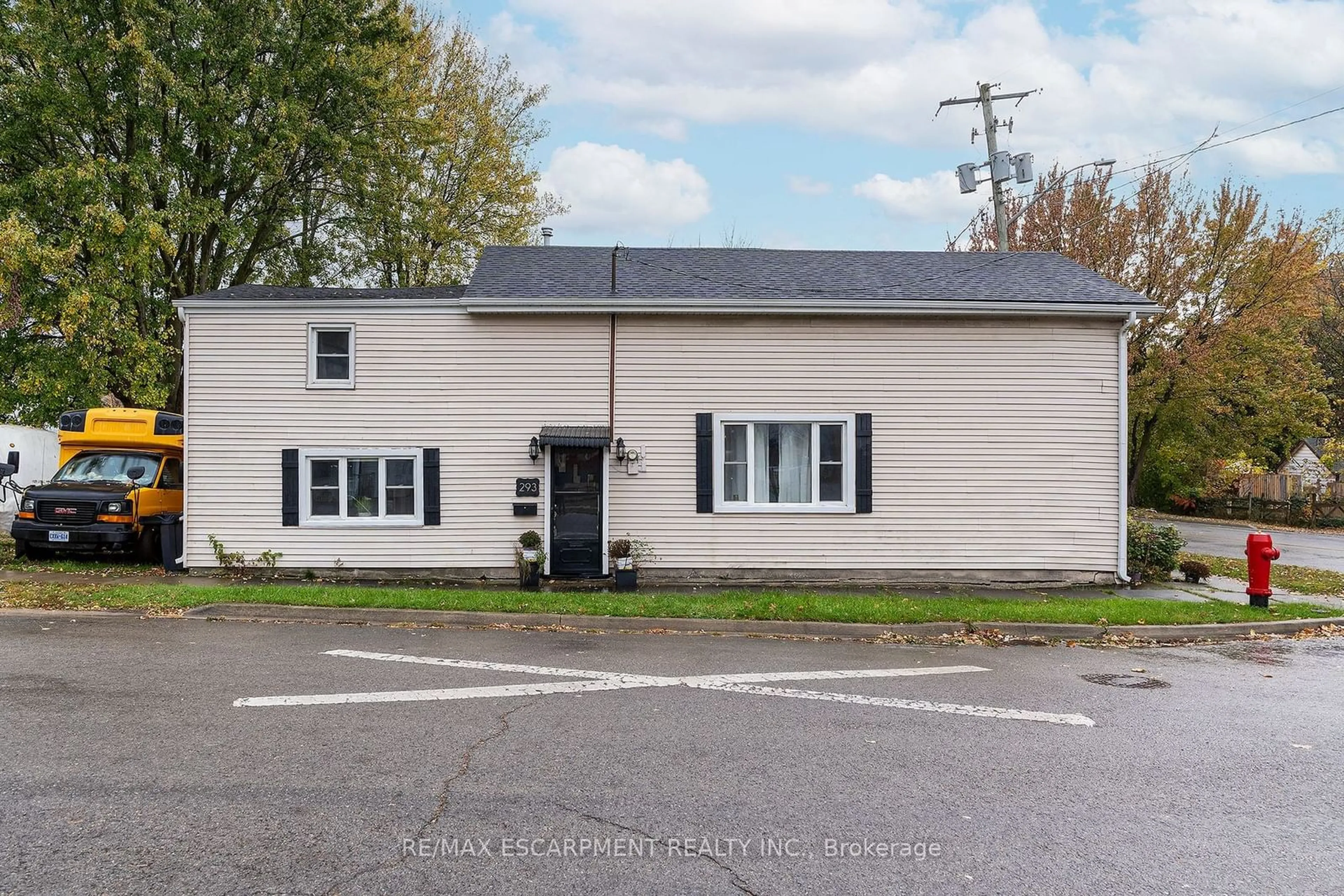 A pic from exterior of the house or condo, the front or back of building for 293 Welland St, Port Colborne Ontario L3K 1V5