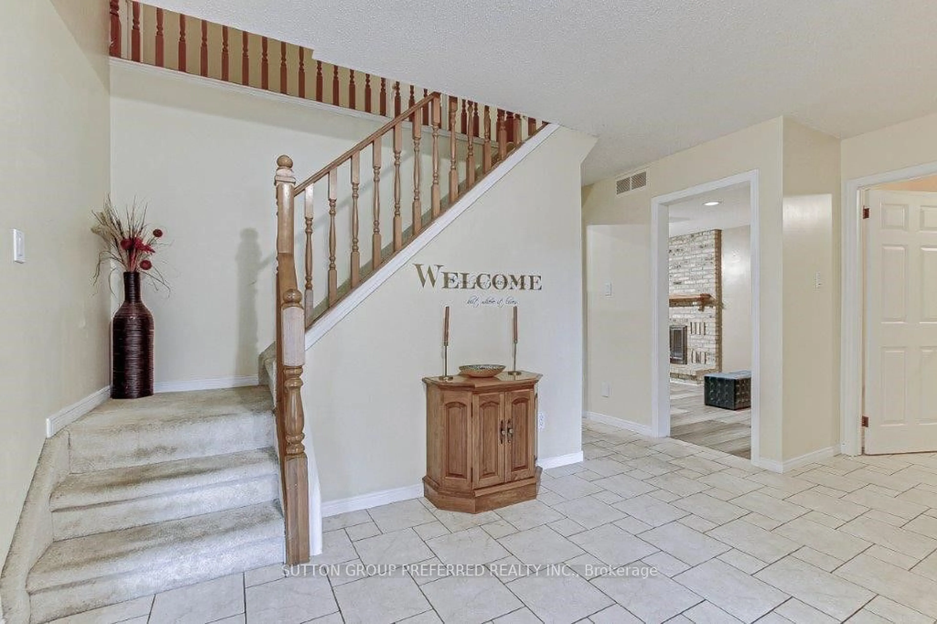 Indoor foyer, wood floors for 43 Mountainview Cres, London Ontario N6J 4M5