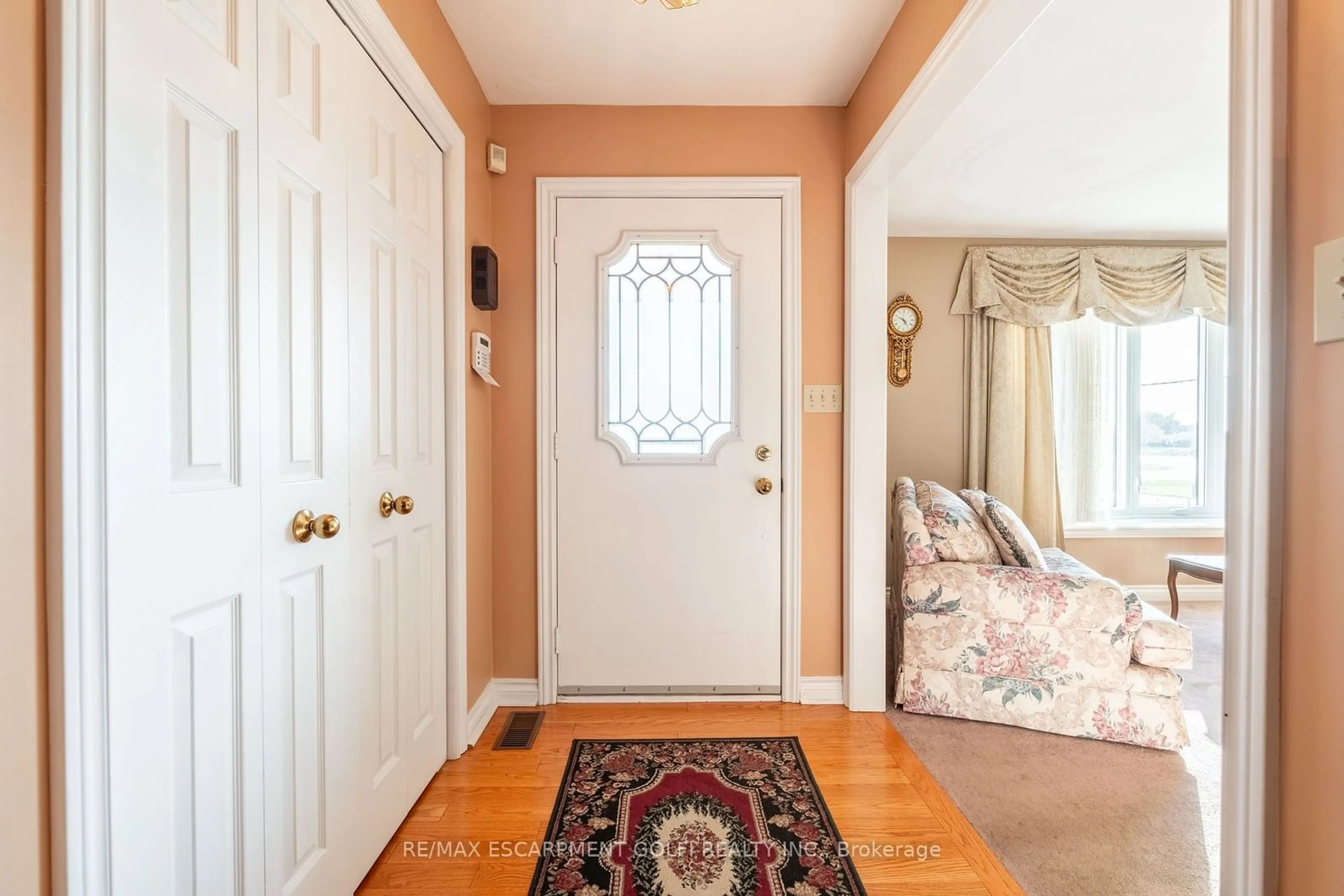 Indoor entryway, wood floors for 8560 Leeming Rd, Hamilton Ontario L0R 1W0