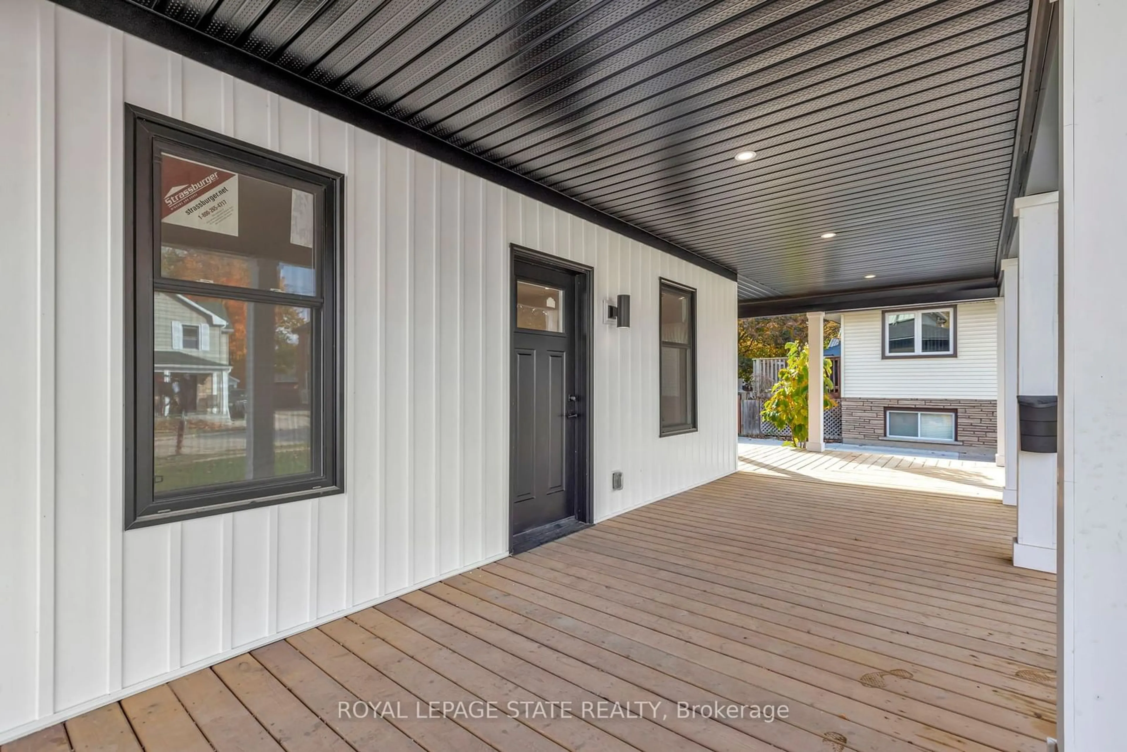 Indoor entryway, wood floors for 73 Birch St, Cambridge Ontario N1R 2M6