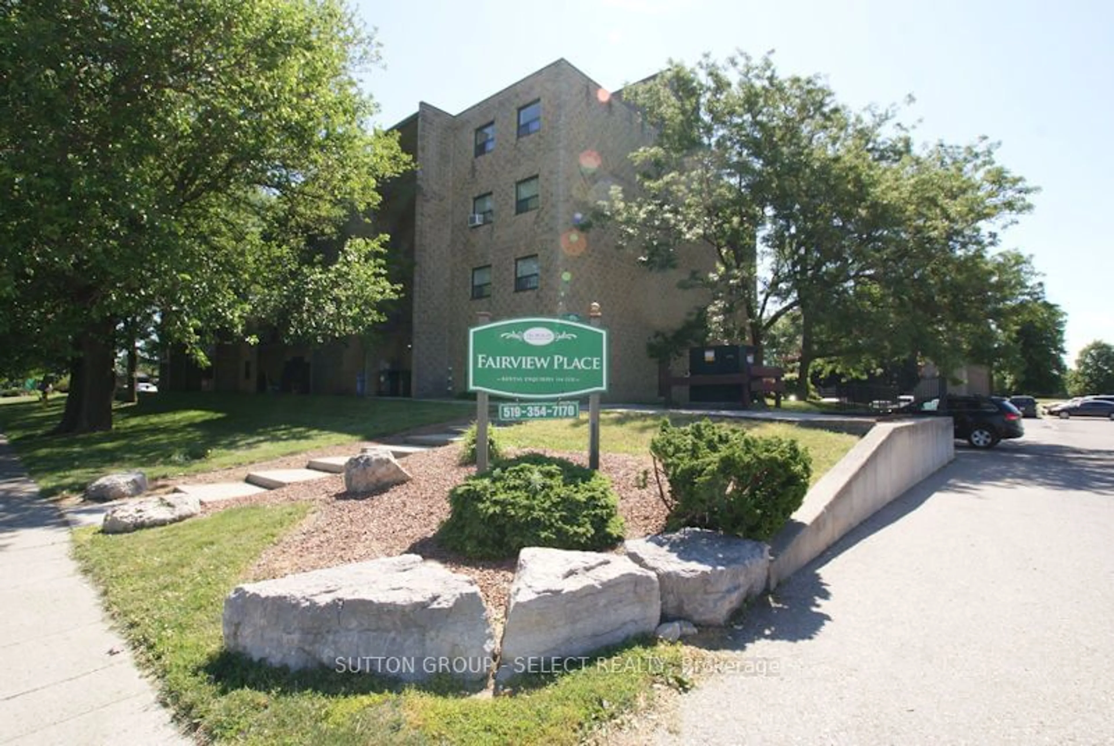 A pic from exterior of the house or condo, the street view for 140 Park Ave #204, Chatham-Kent Ontario N7M 3V6