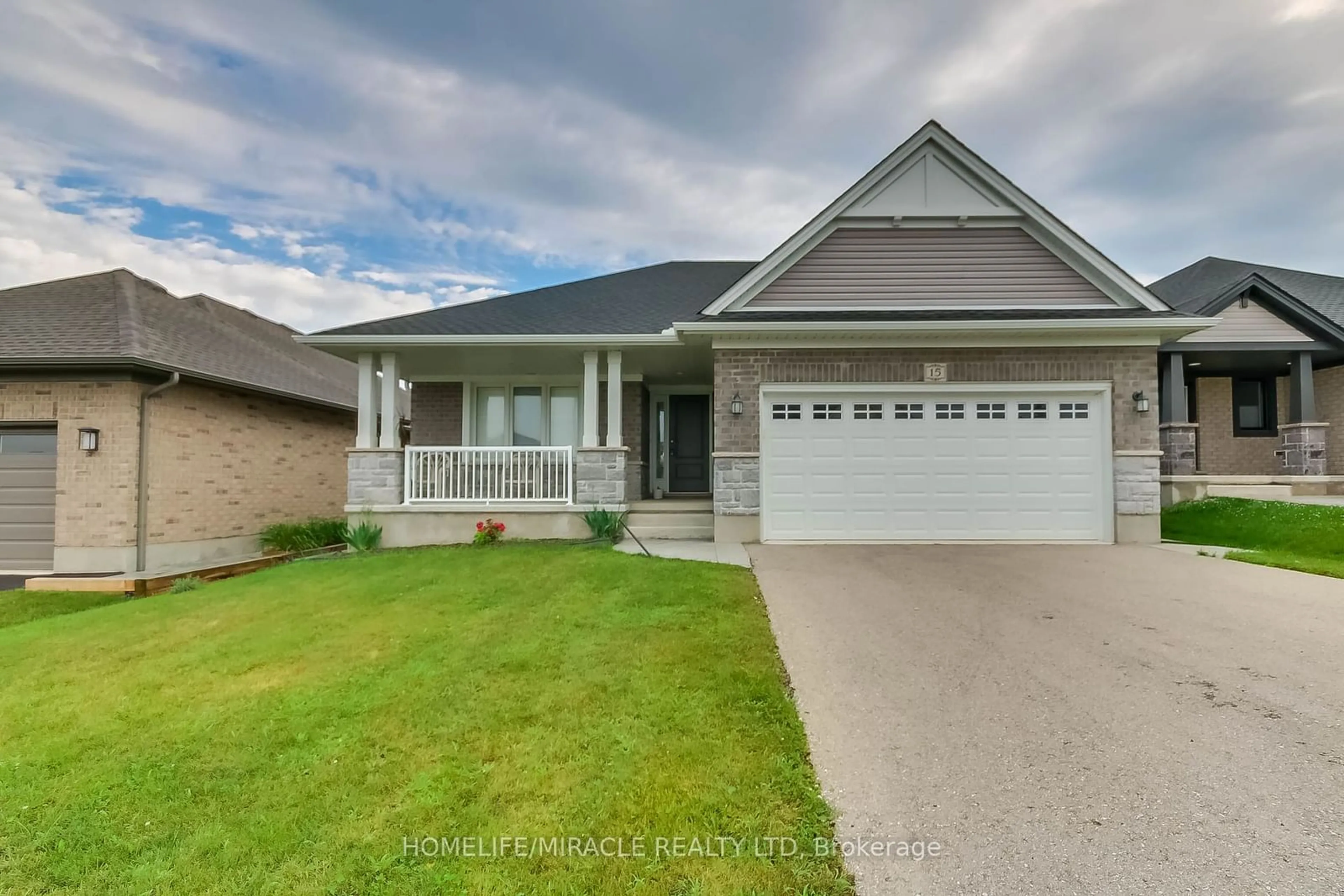 Frontside or backside of a home, the street view for 15 Fox Hollow Crt, St. Thomas Ontario N5R 0J6