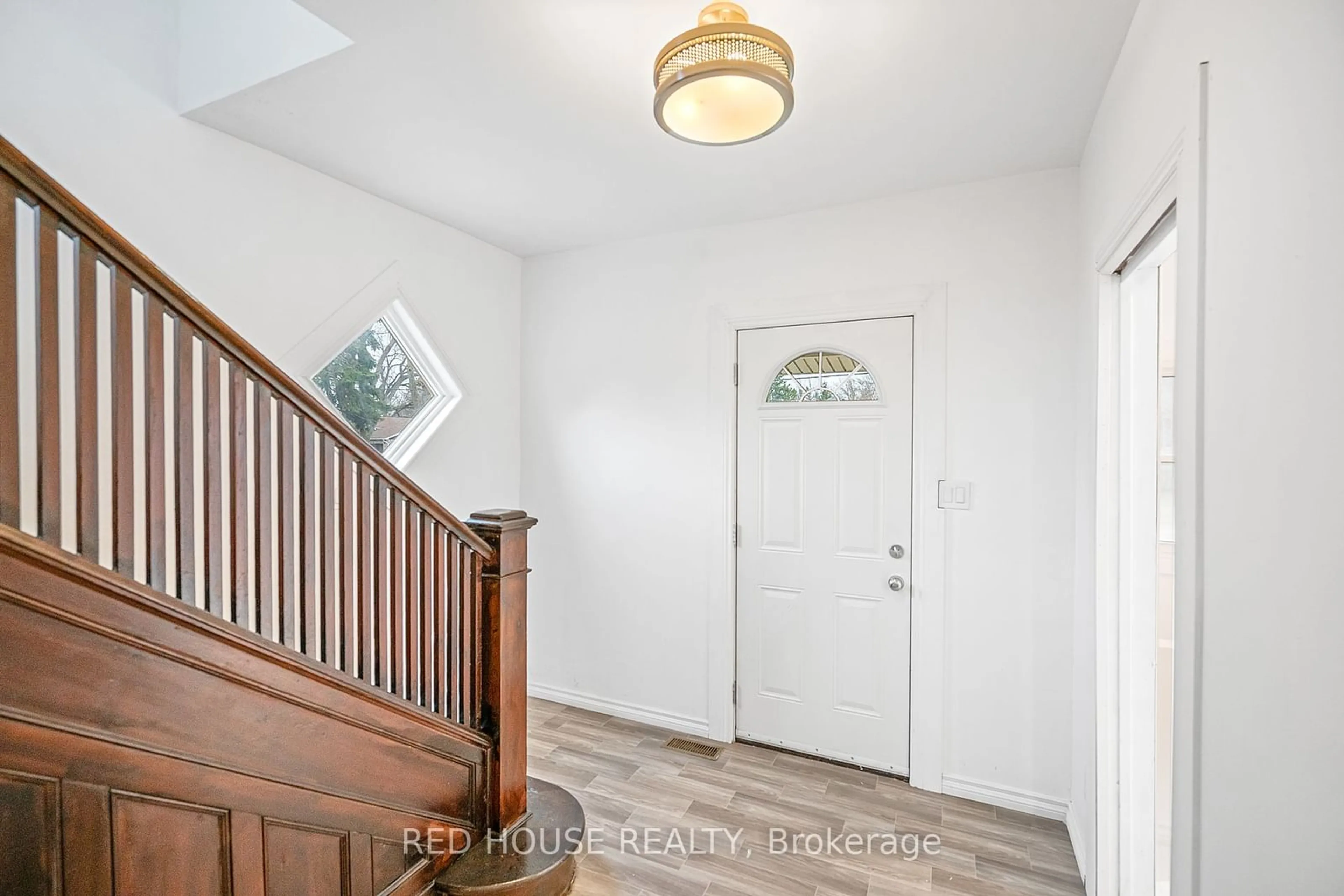 Indoor entryway, wood floors for 3866 Elm St, Fort Erie Ontario L0S 1N0