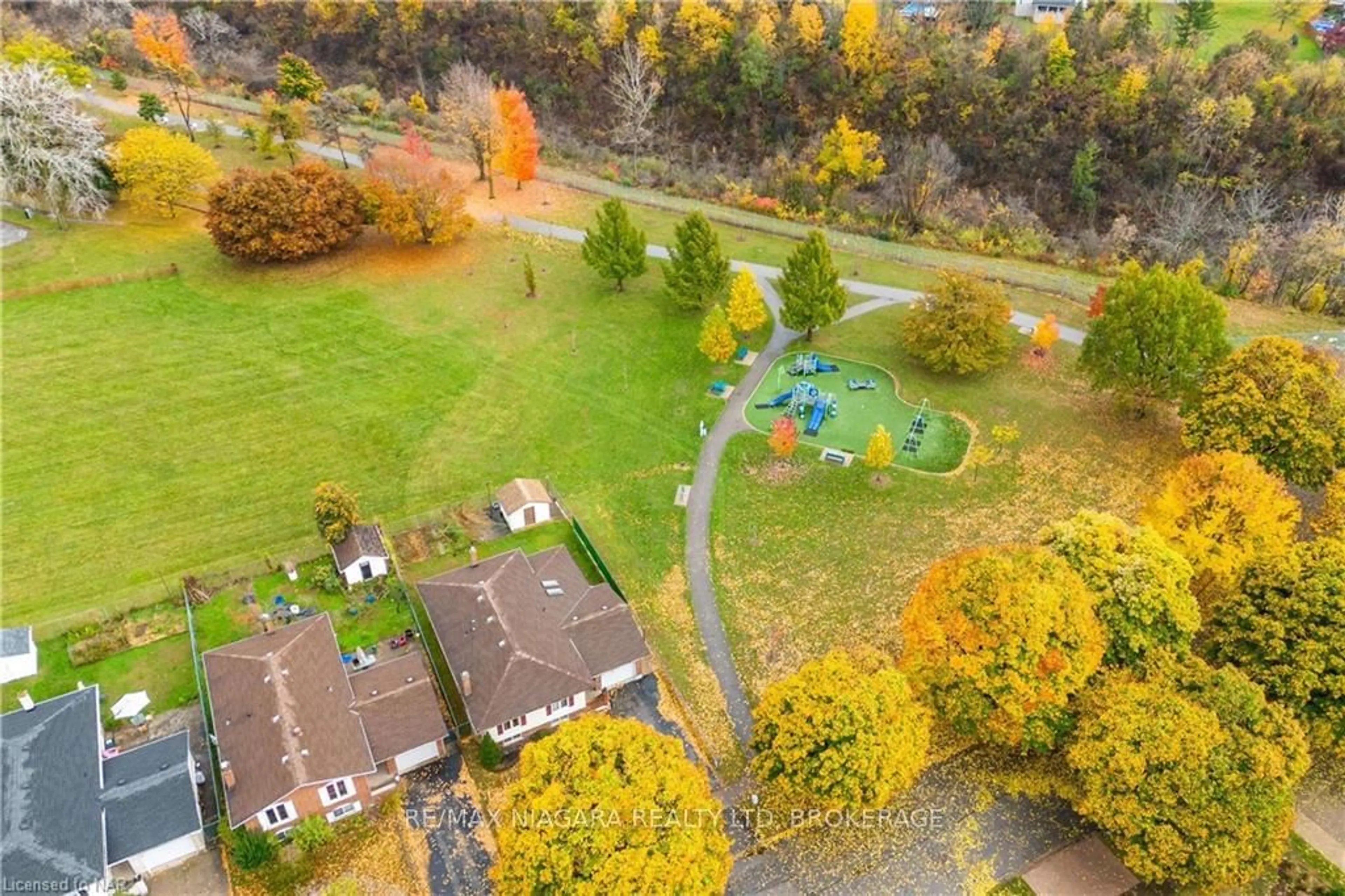 A pic from outside/outdoor area/front of a property/back of a property/a pic from drone, forest/trees view for 6631 DAWSON St, Niagara Falls Ontario L2E 7C6