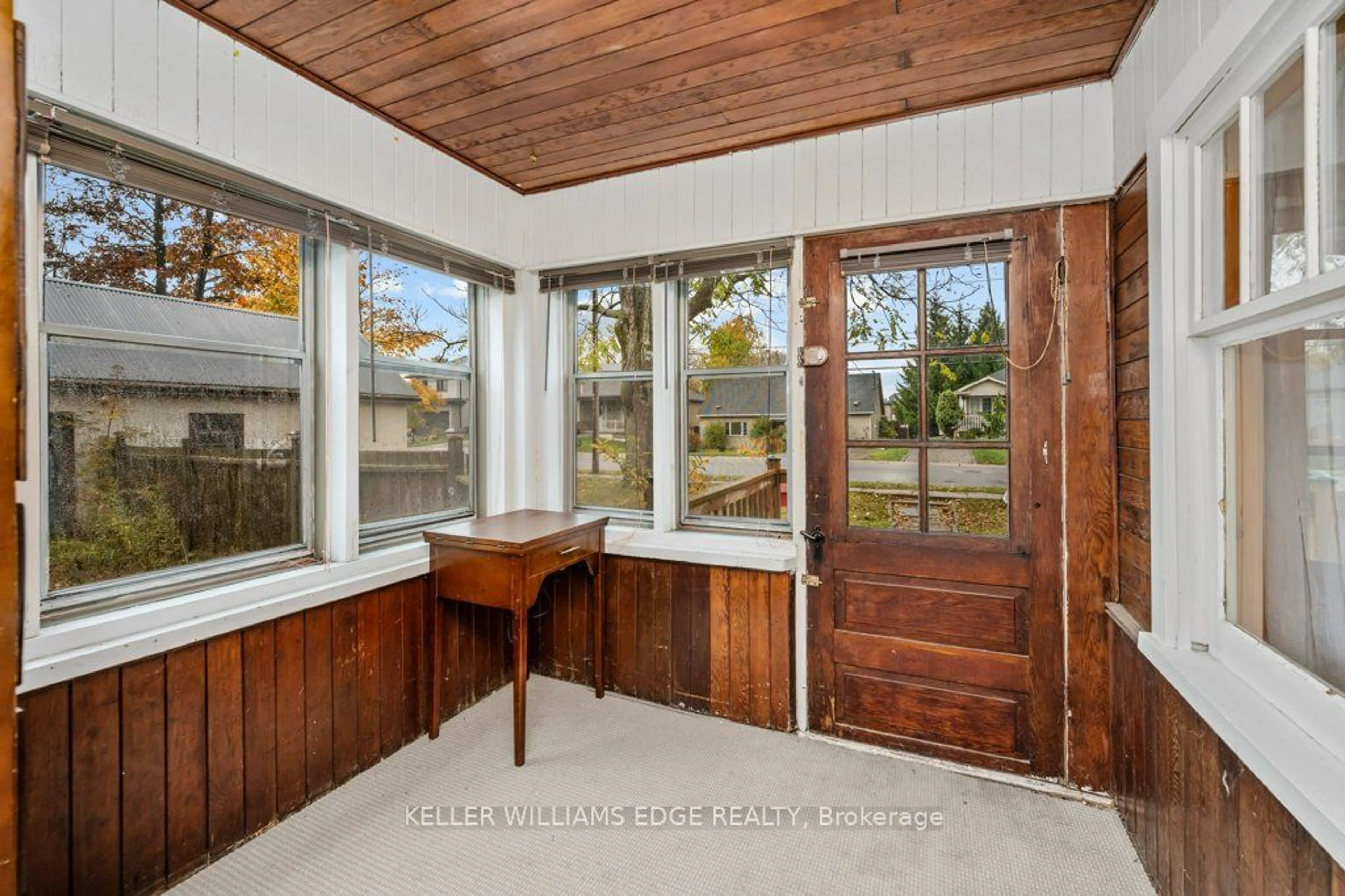 Indoor entryway, wood floors for 611 John St, Haldimand Ontario N1A 1W4