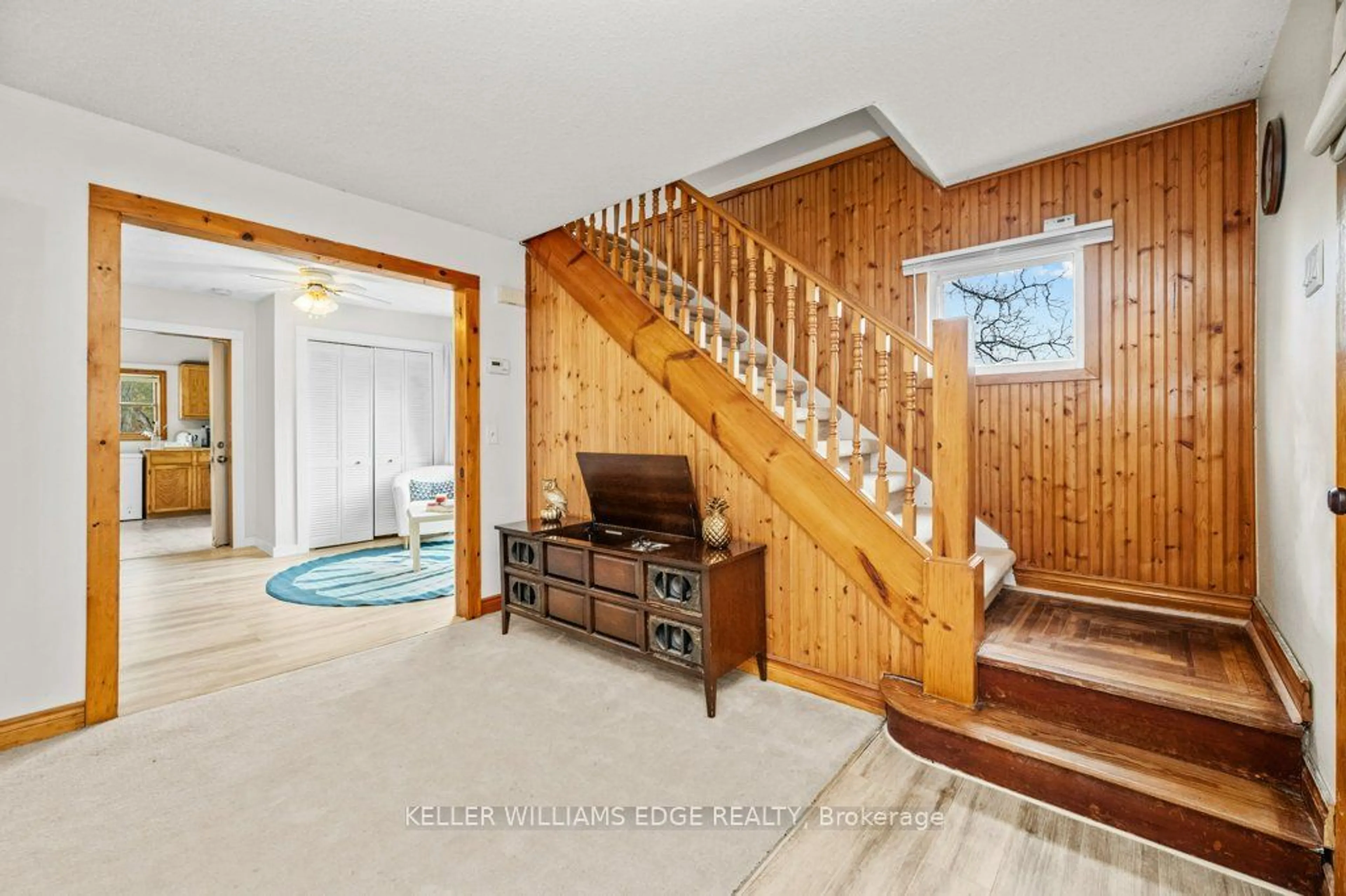 Indoor entryway, wood floors for 611 John St, Haldimand Ontario N1A 1W4