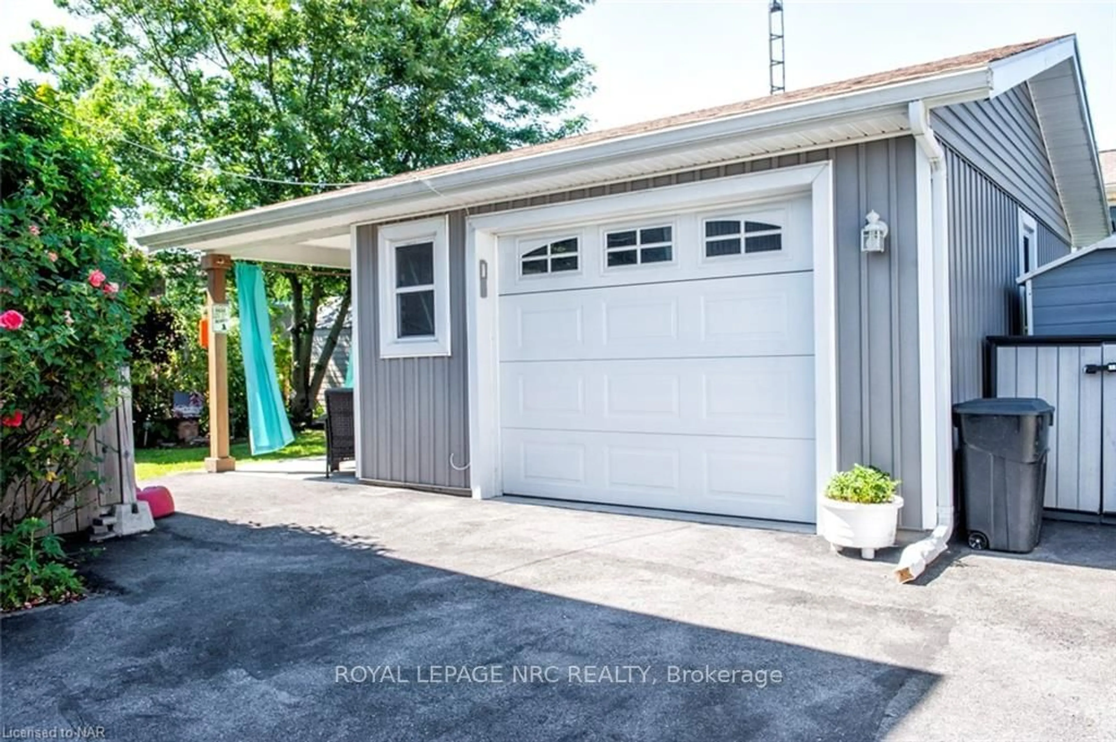 Indoor garage, cement floor for 25 ROYAL Rd, Port Colborne Ontario L3K 5W9