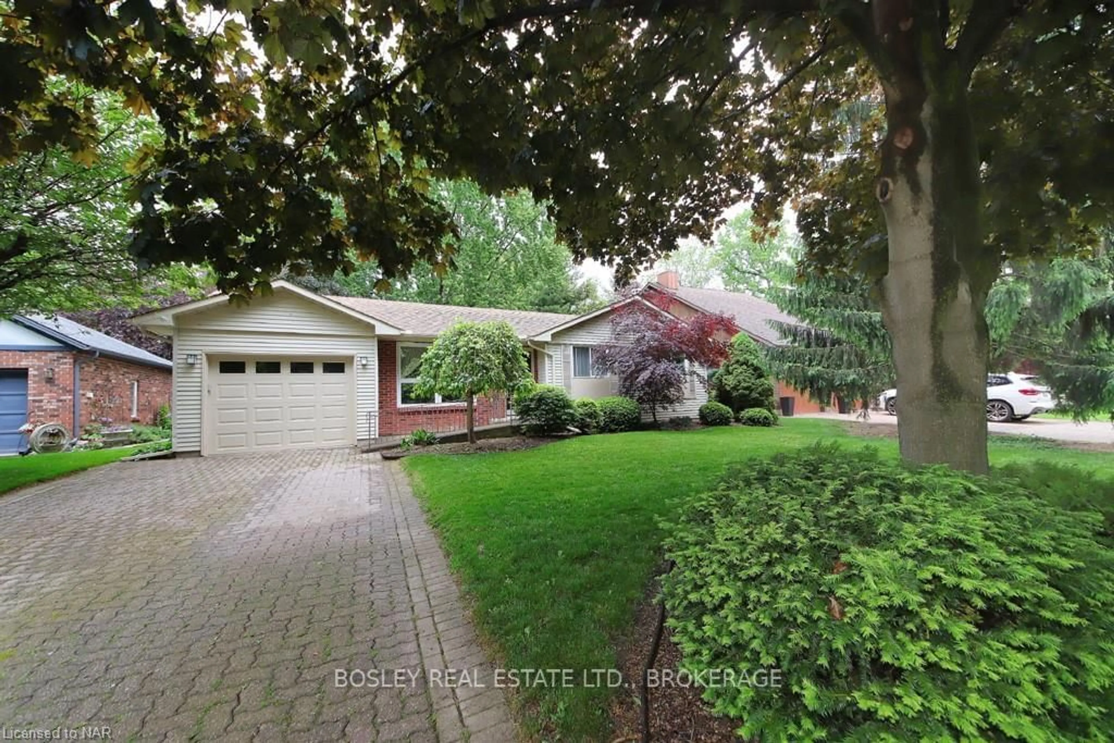 Frontside or backside of a home, the street view for 15 OAK Dr, Niagara-on-the-Lake Ontario L0S 1J0