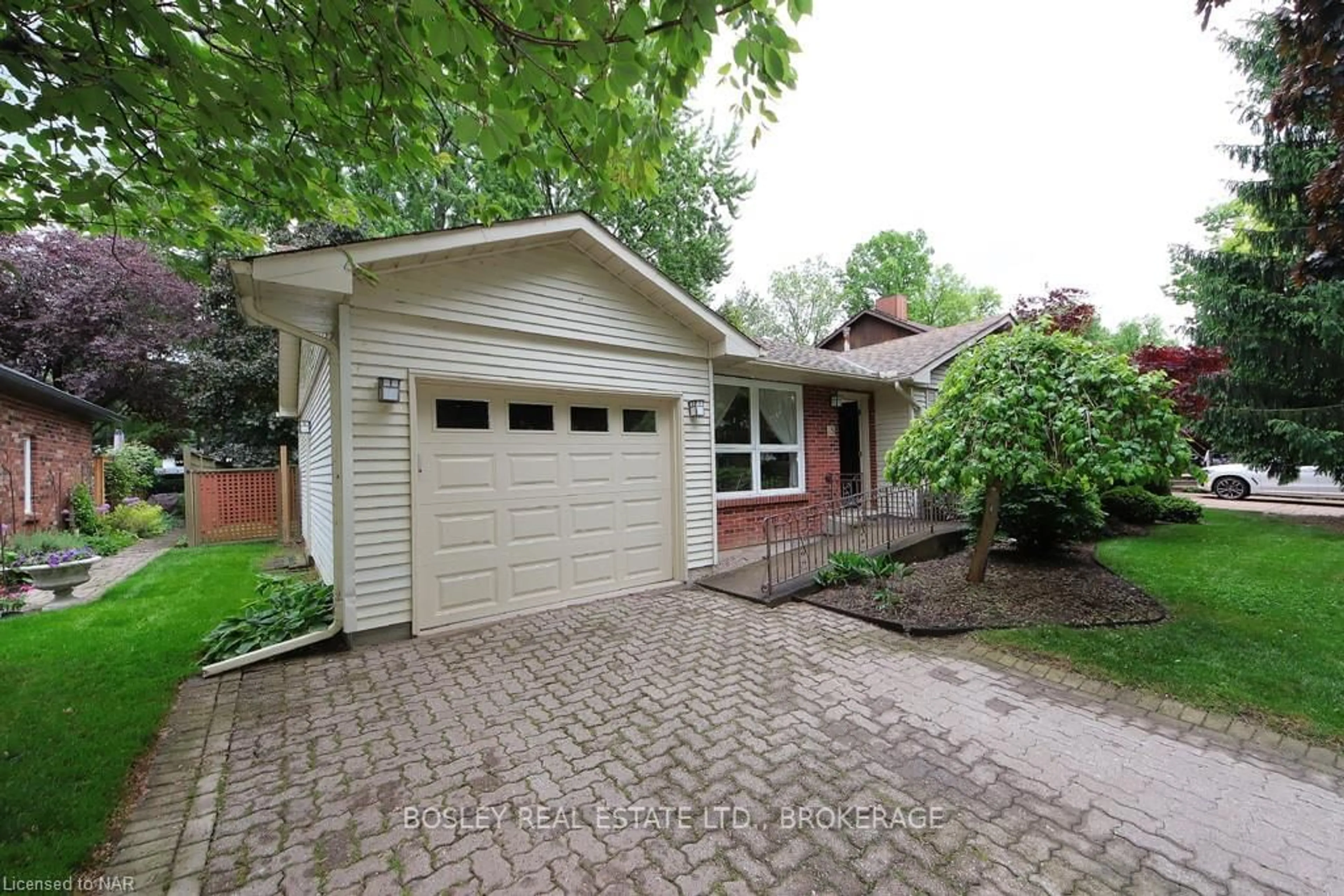 Home with brick exterior material for 15 OAK Dr, Niagara-on-the-Lake Ontario L0S 1J0