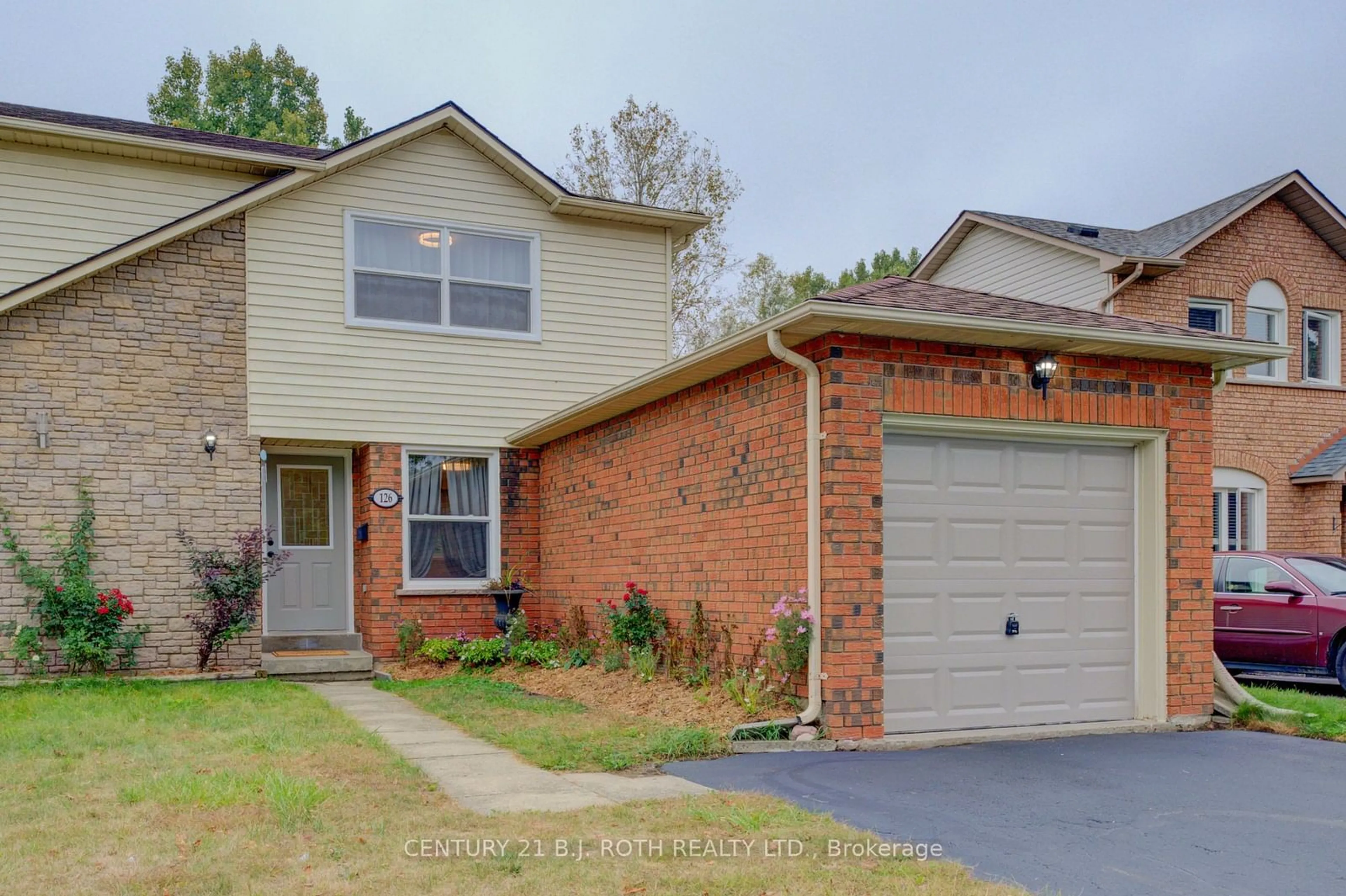 A pic from exterior of the house or condo, the street view for 126 Nith River Way, North Dumfries Ontario N0B 1E0