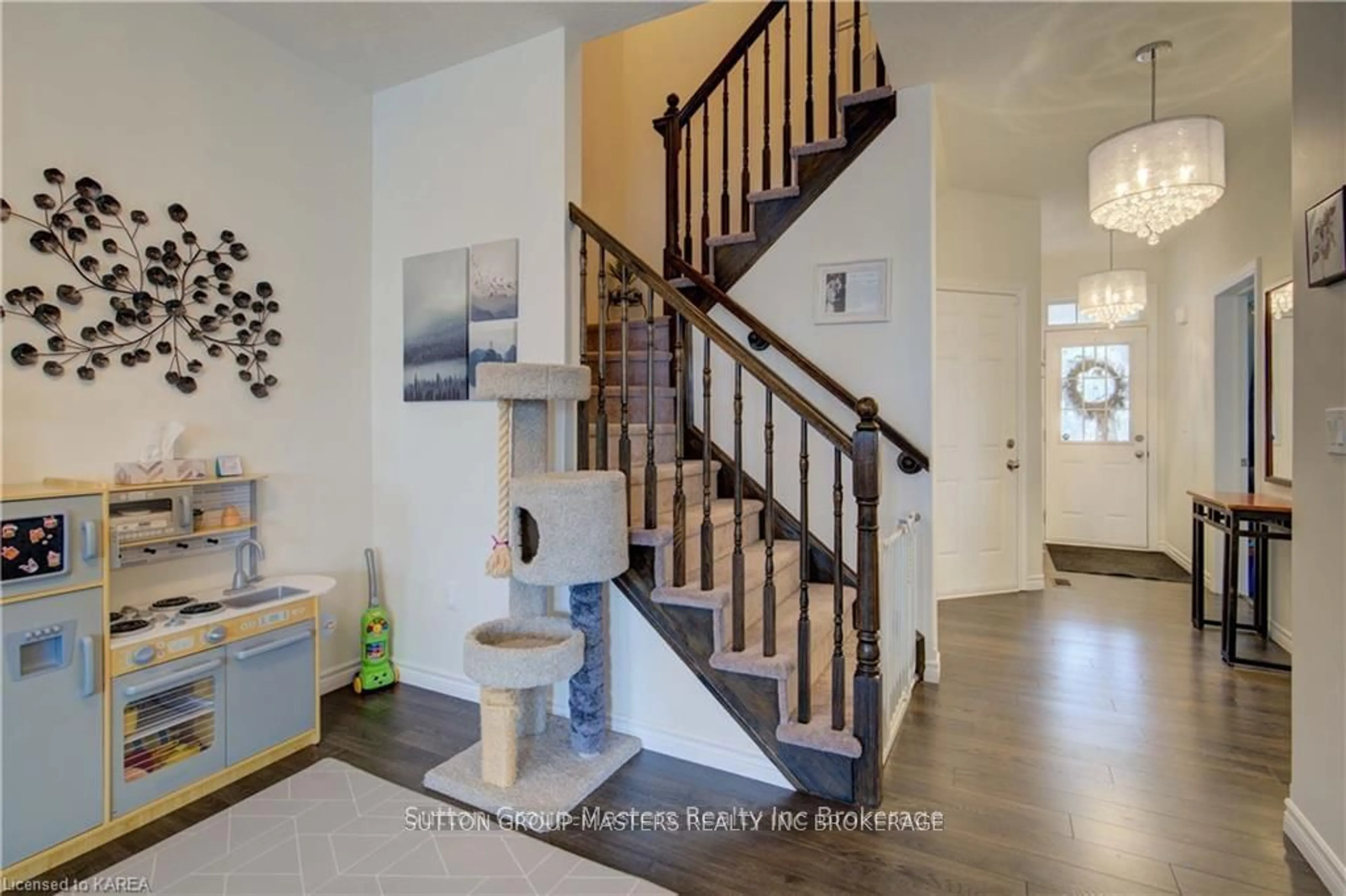 Indoor entryway, wood floors for 716 NEWMARKET Lane, Kingston Ontario K7K 0C8