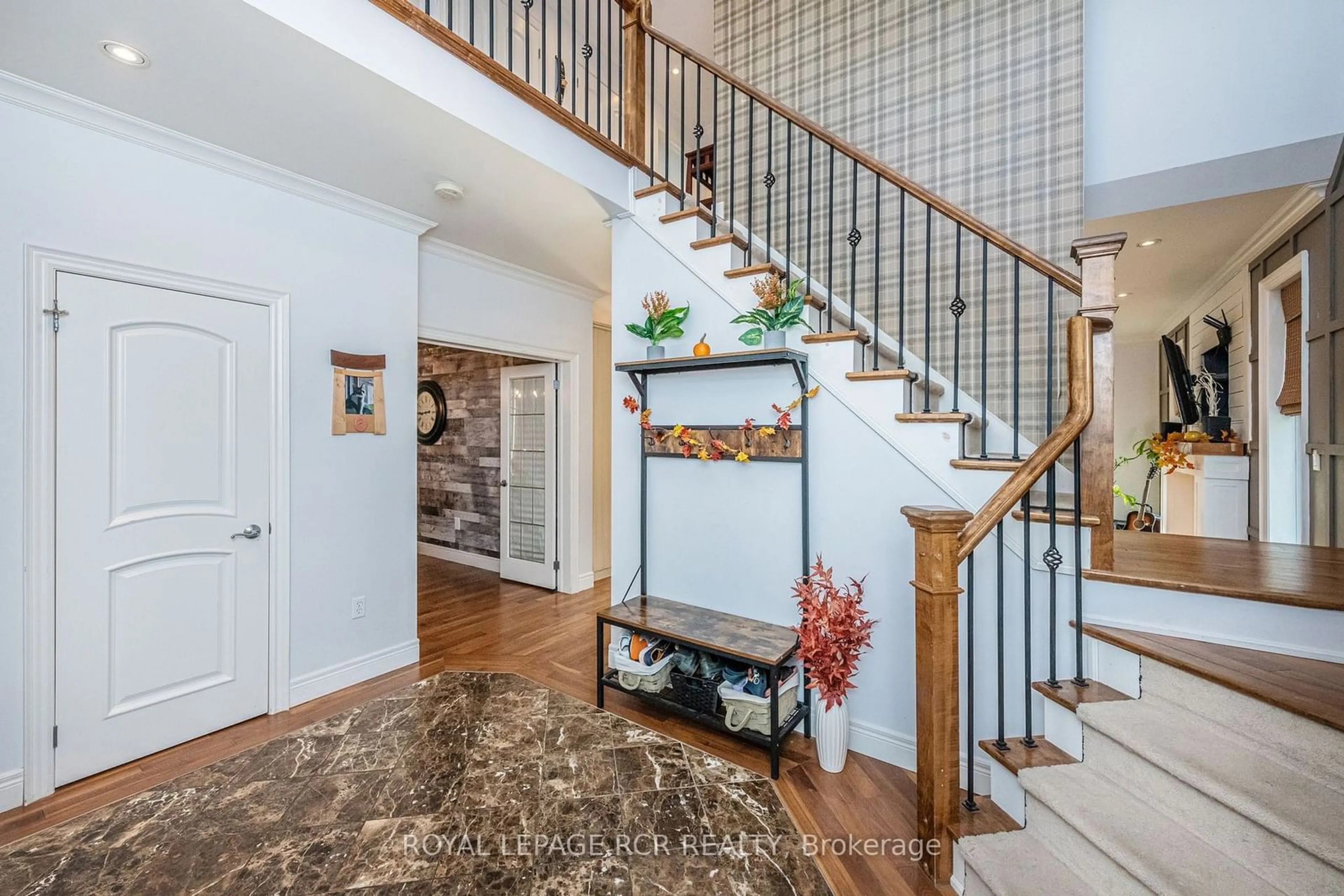 Indoor entryway, wood floors for 668 Cedar St, Shelburne Ontario L9V 2W5