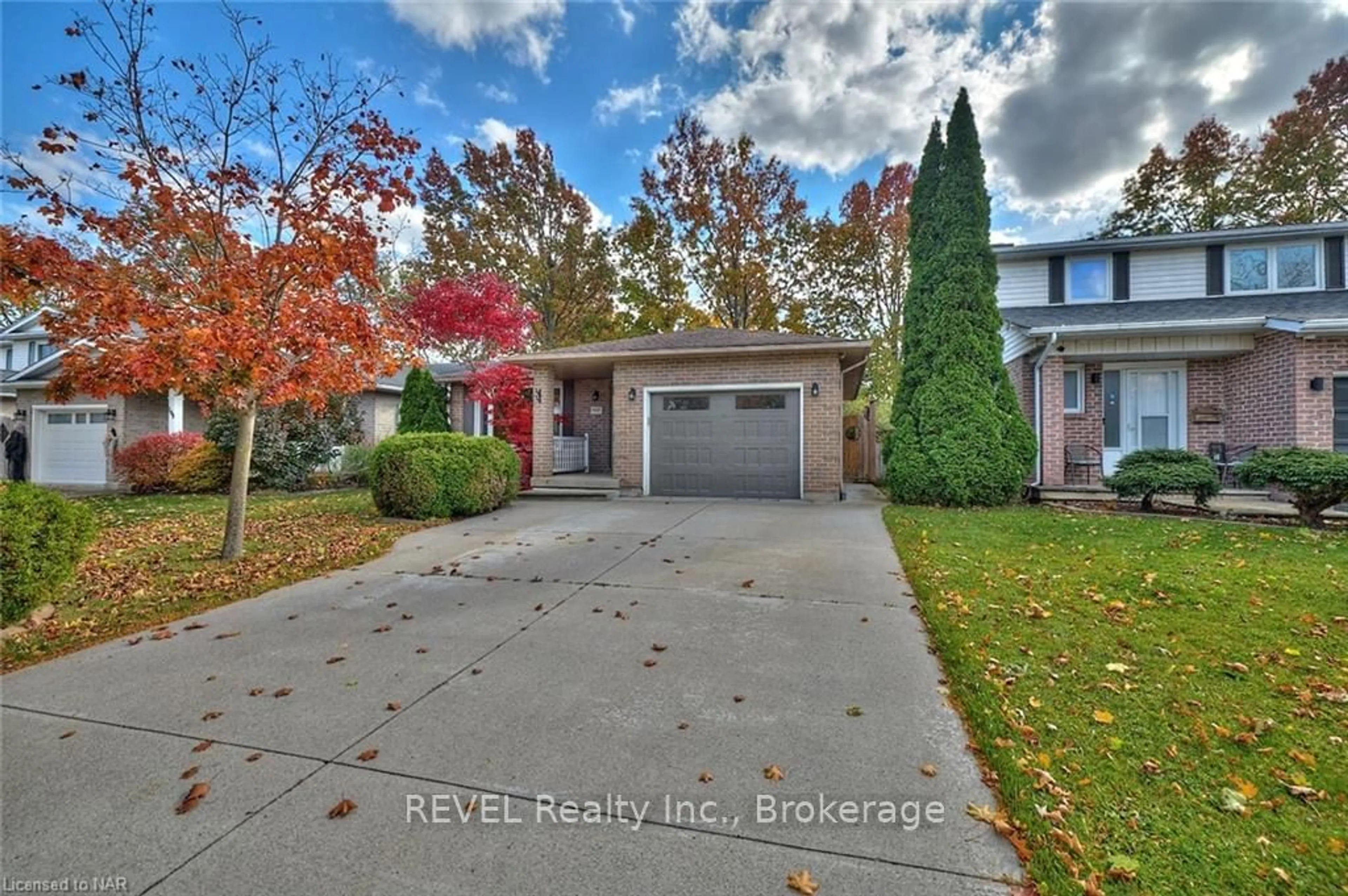 A pic from exterior of the house or condo, the street view for 110 STRADA Blvd, St. Catharines Ontario L2S 3K8