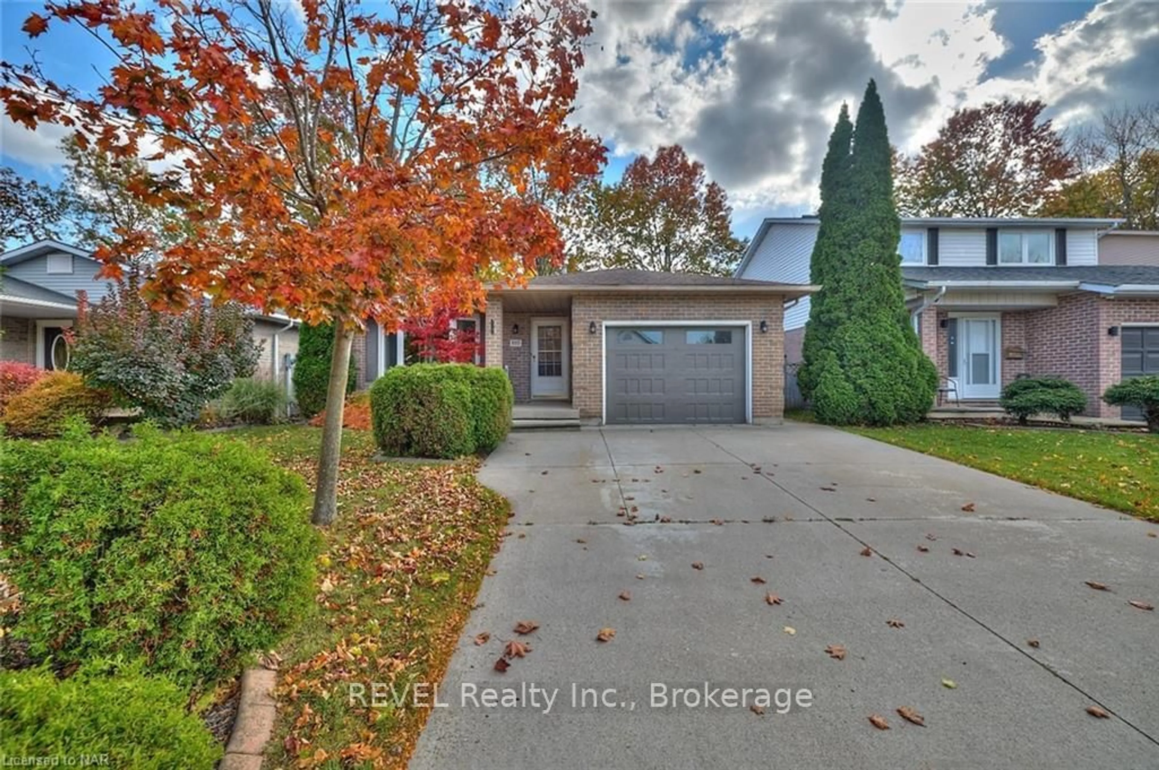 A pic from exterior of the house or condo, the street view for 110 STRADA Blvd, St. Catharines Ontario L2S 3K8