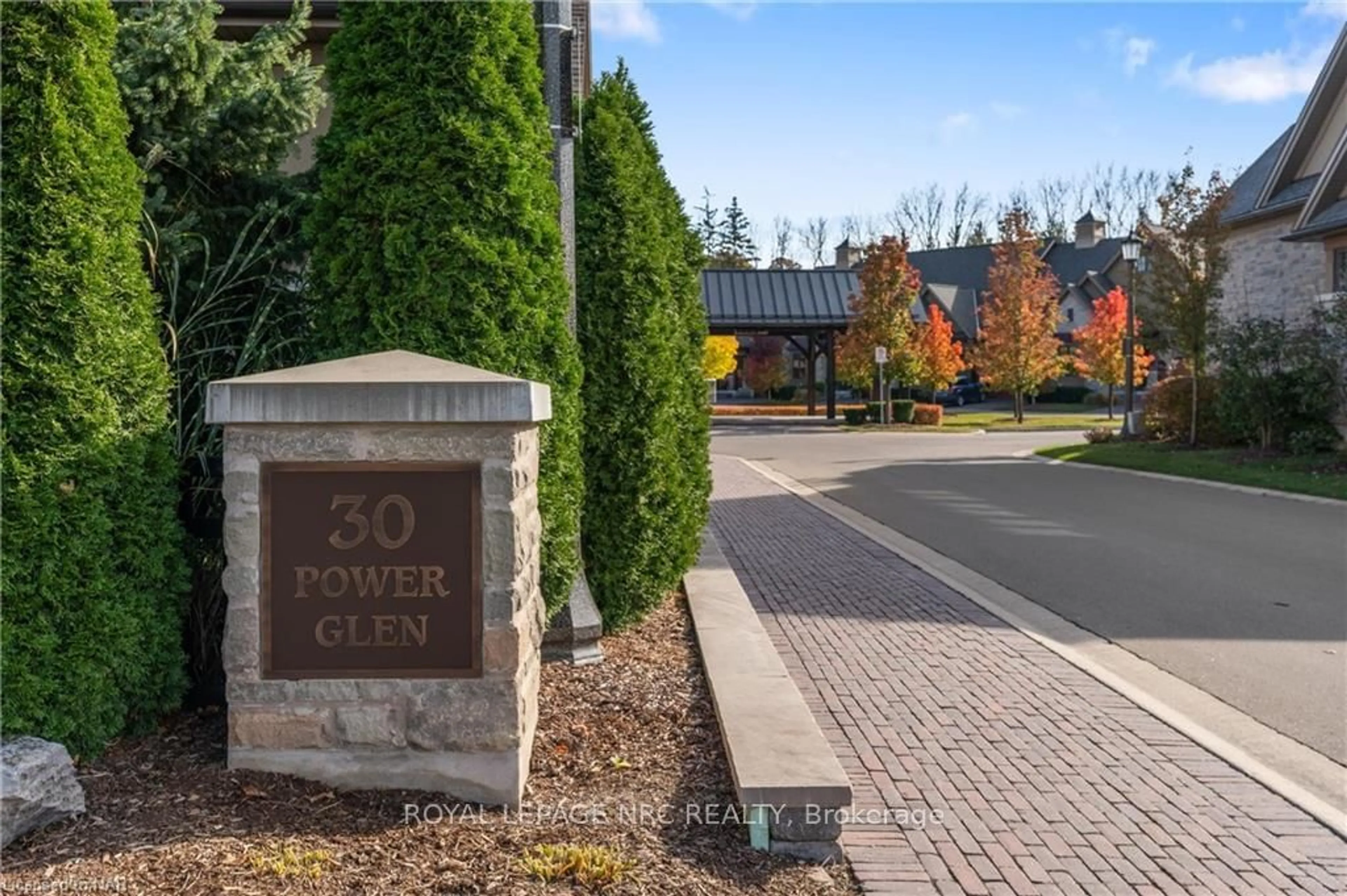 Indoor foyer, carpet floors for 30 Power Glen Rd #18, St. Catharines Ontario L2R 6P7