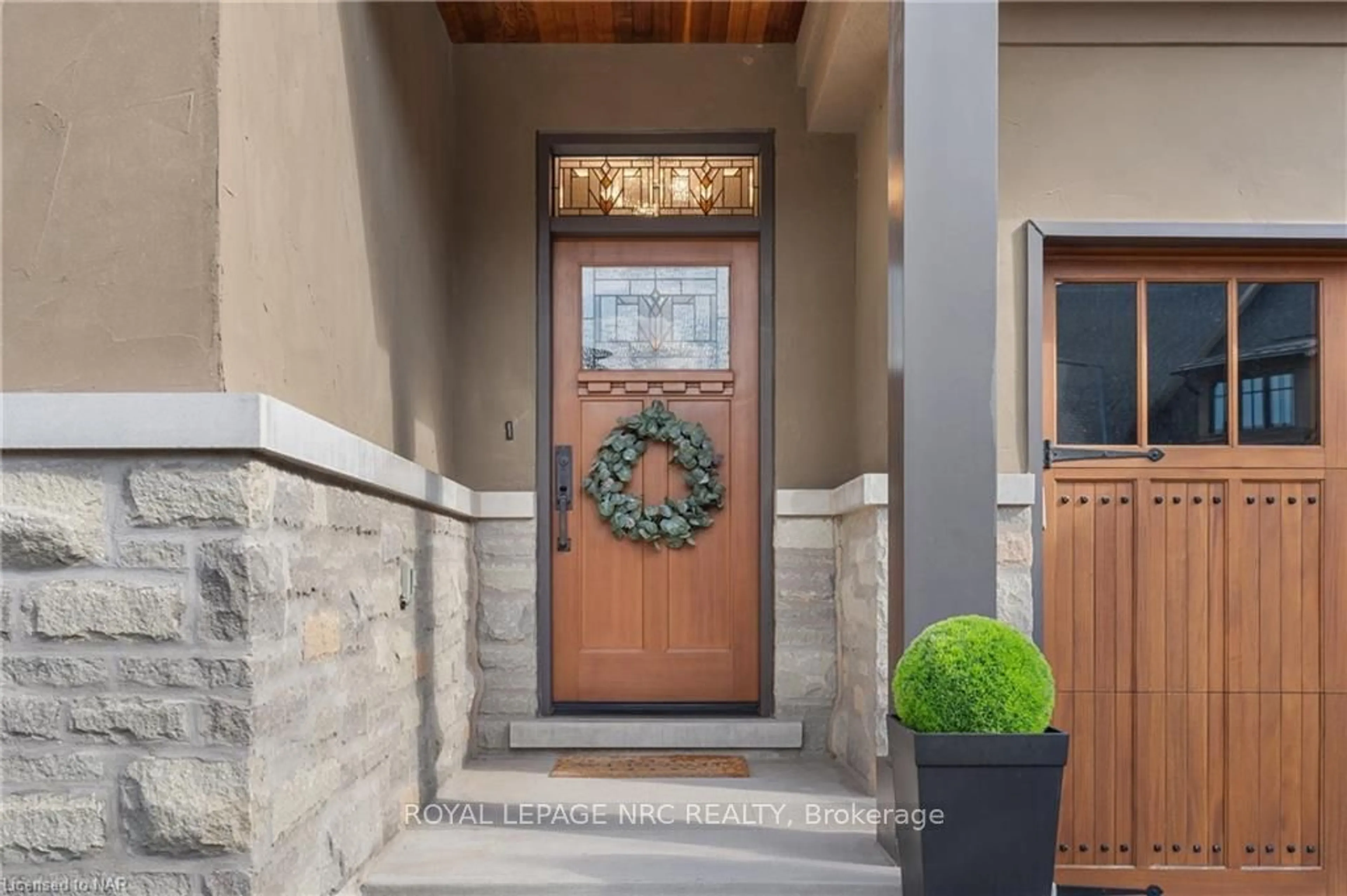 Indoor entryway, wood floors for 30 Power Glen Rd #18, St. Catharines Ontario L2R 6P7