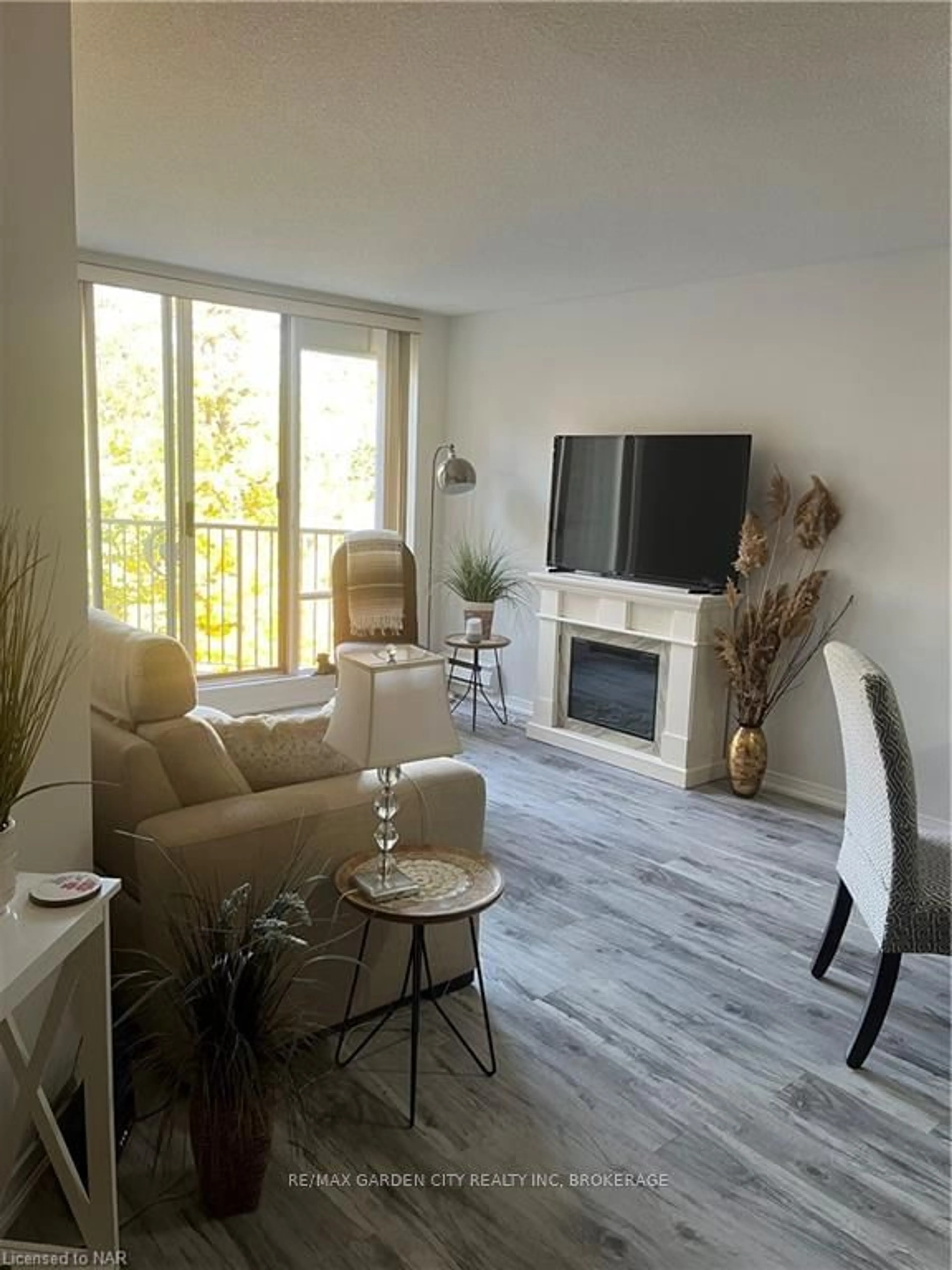 Living room, wood floors for 8111 FOREST GLEN Dr #504, Niagara Falls Ontario L2H 2Y7