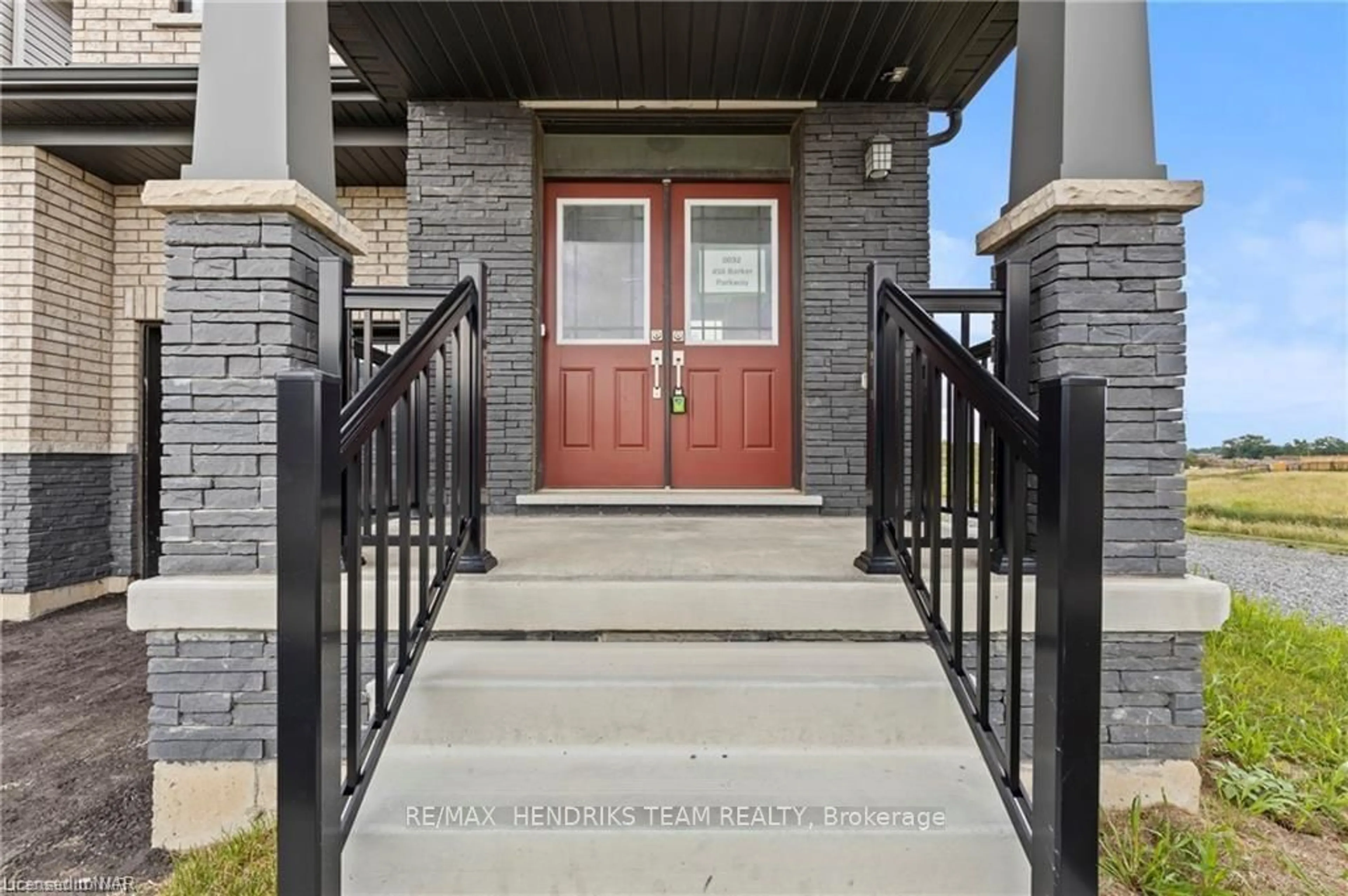 Indoor entryway, wood floors for 456 BARKER PARKWAY, Thorold Ontario L2E 6S4