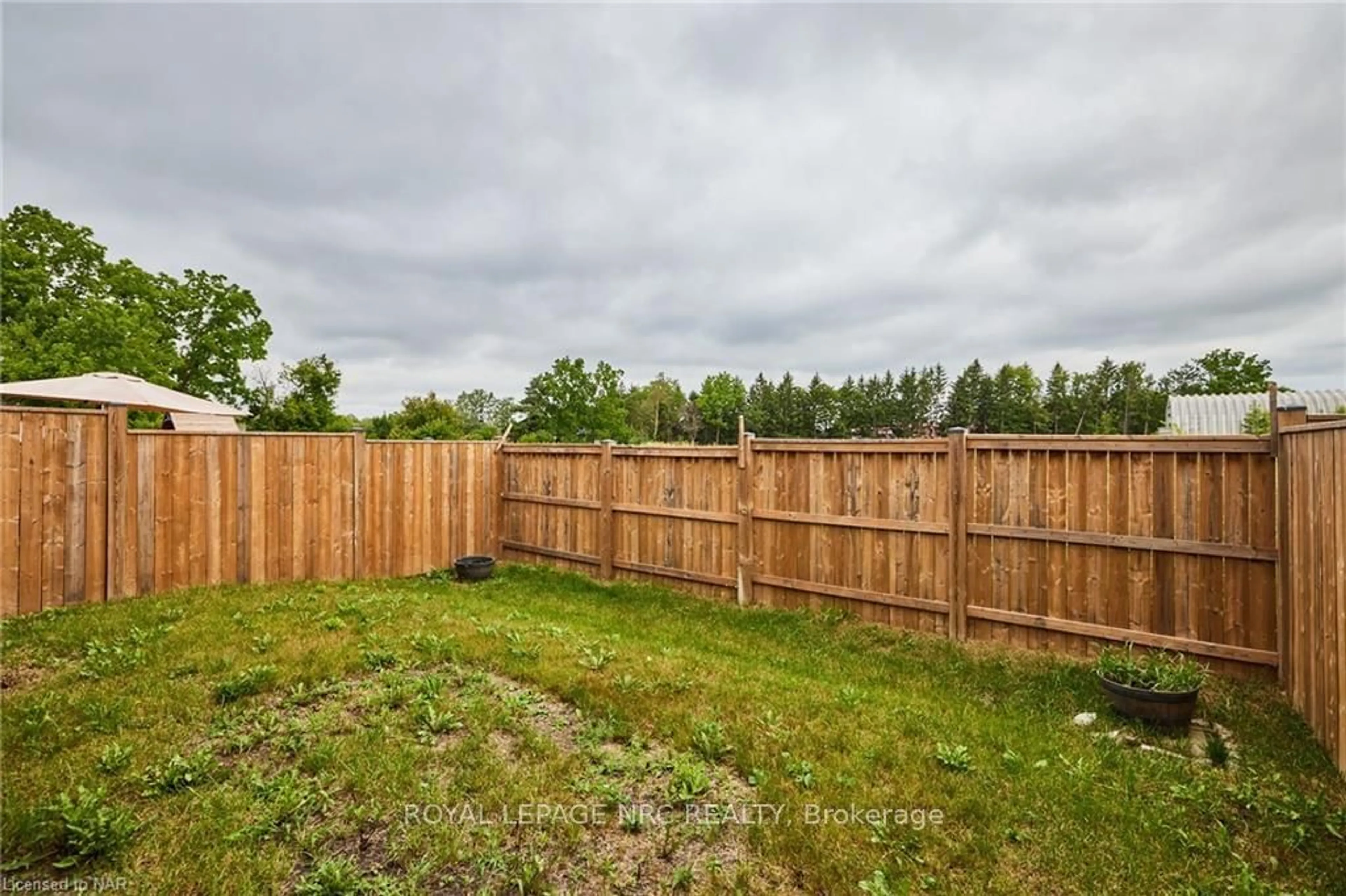 Patio, the fenced backyard for 34 BRUCE St, Welland Ontario L3B 3R1