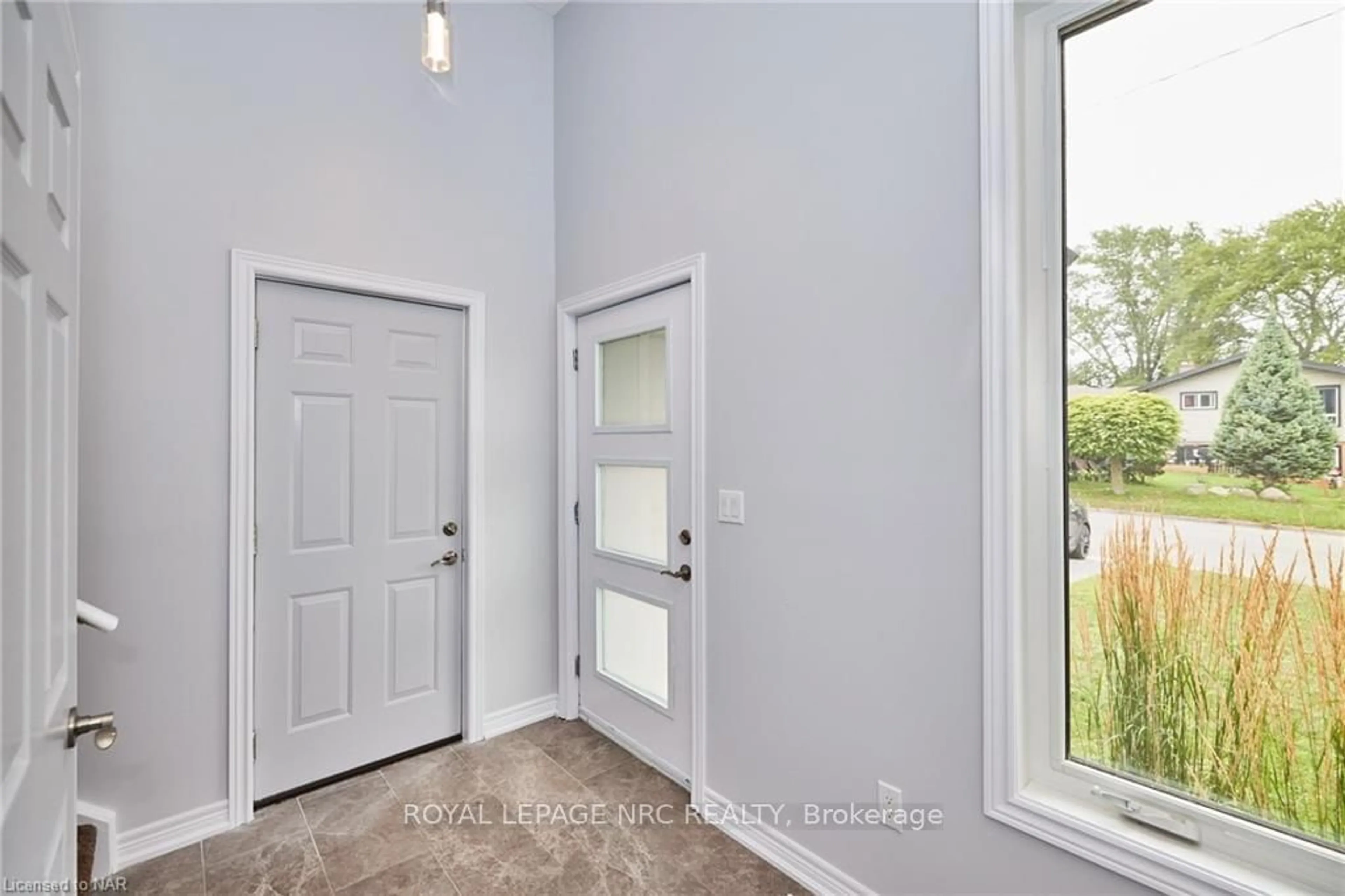 Indoor entryway, wood floors for 34 BRUCE St, Welland Ontario L3B 3R1