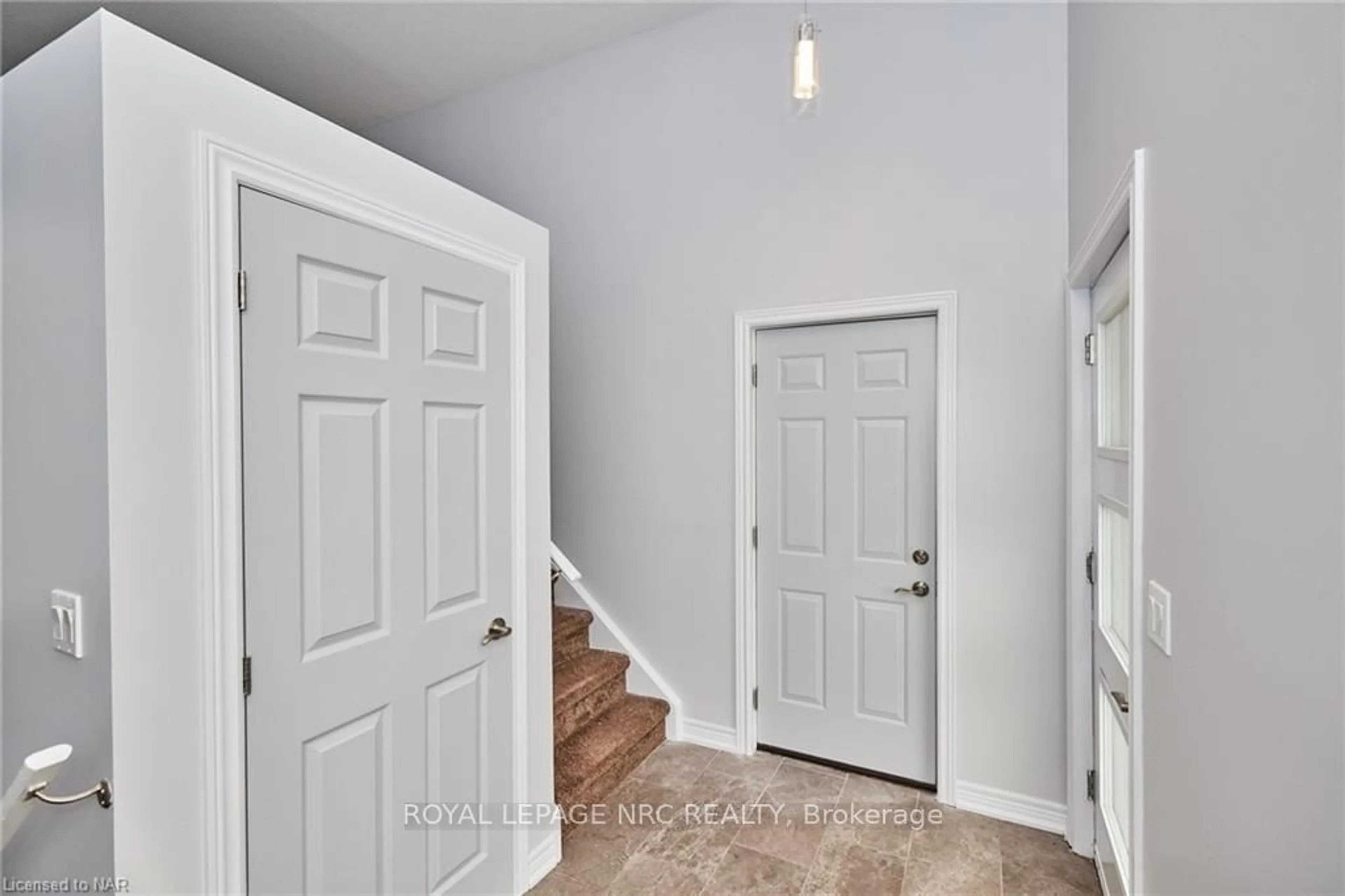 Indoor entryway, wood floors for 34 BRUCE St, Welland Ontario L3B 3R1