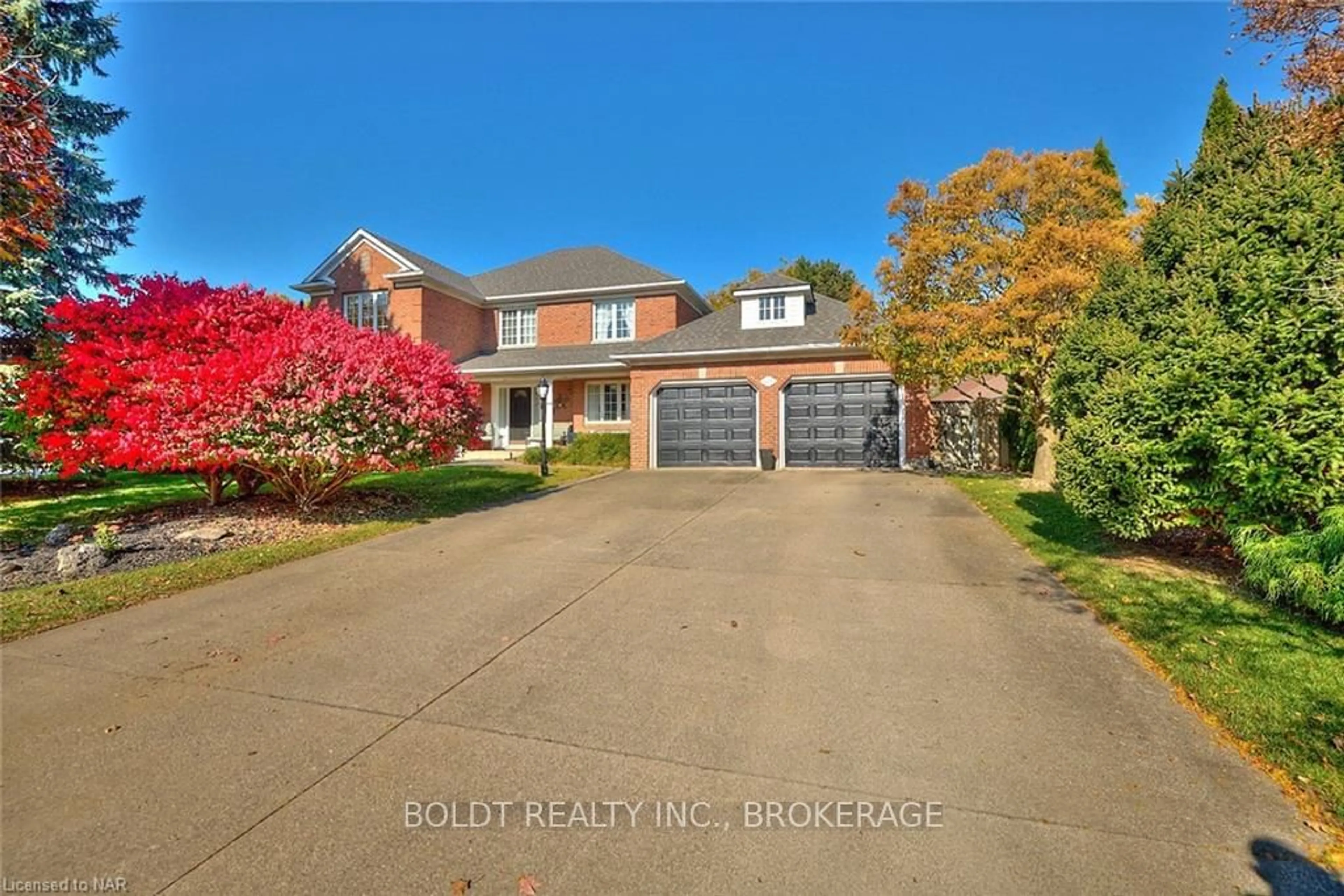 Frontside or backside of a home, the street view for 6061 MOUNTAINGATE Dr, Niagara Falls Ontario L2J 4H8