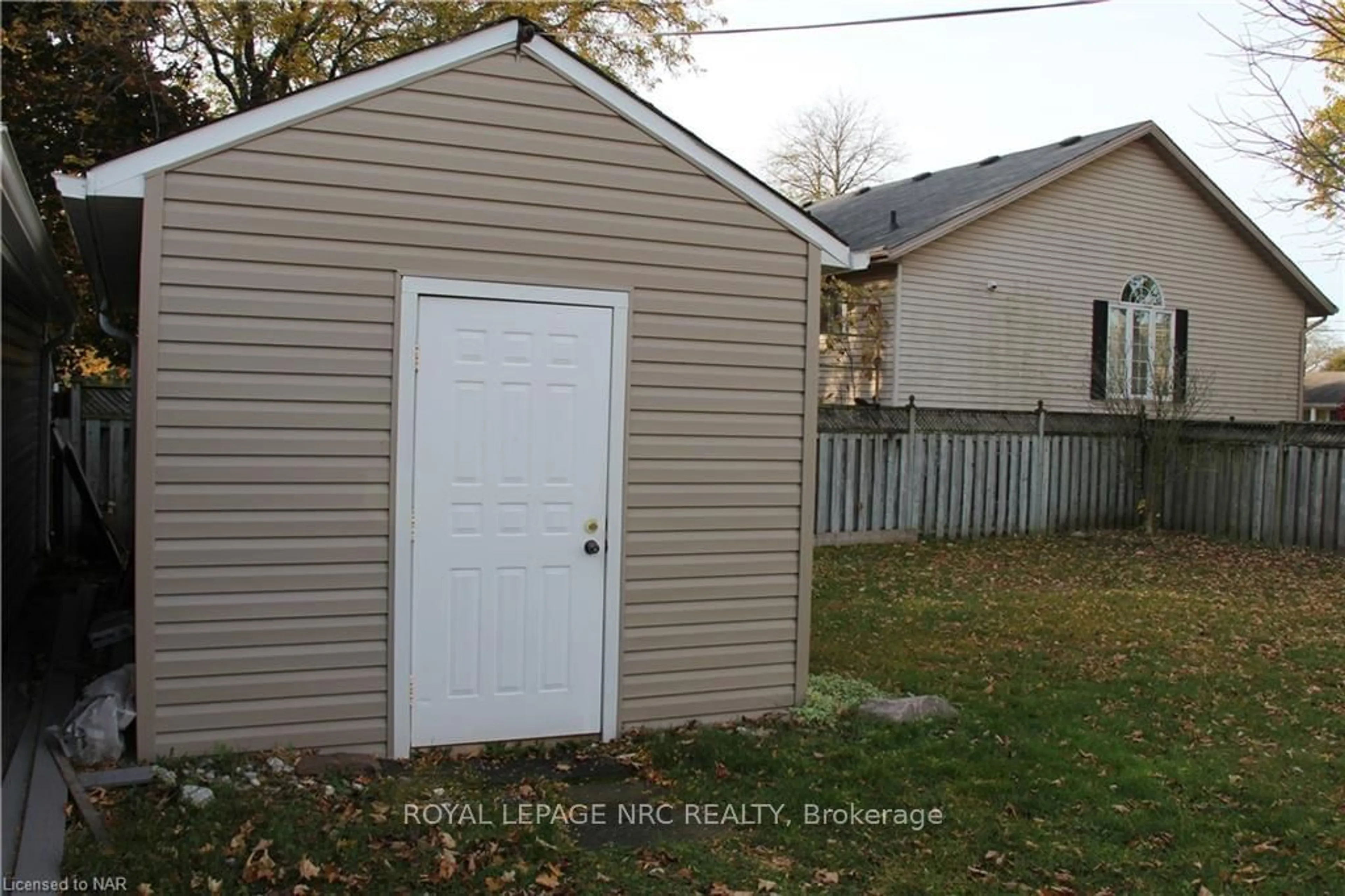 Shed for 6398 CRAWFORD St, Niagara Falls Ontario L2E 5Z1