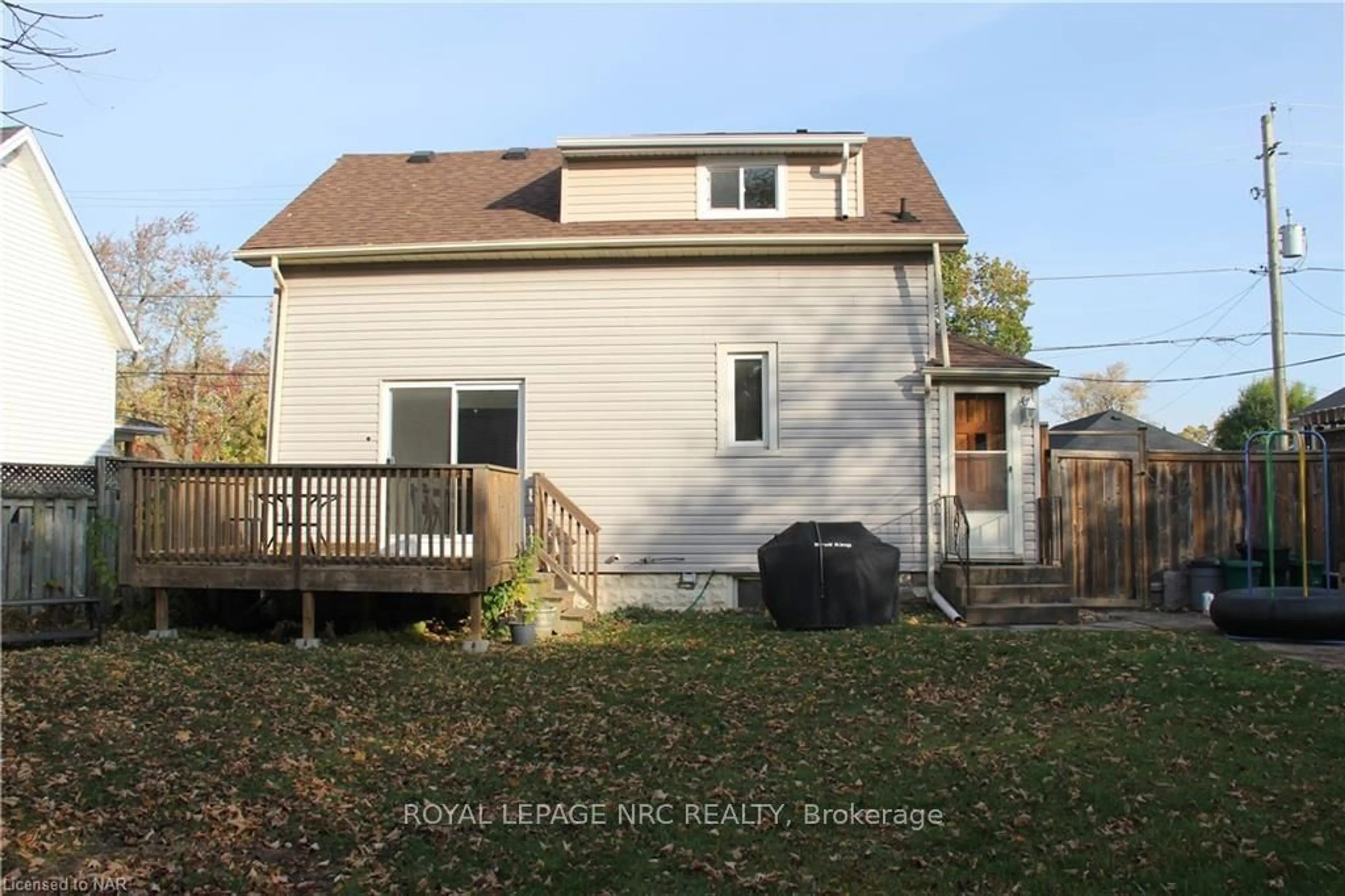 Frontside or backside of a home, the fenced backyard for 6398 CRAWFORD St, Niagara Falls Ontario L2E 5Z1