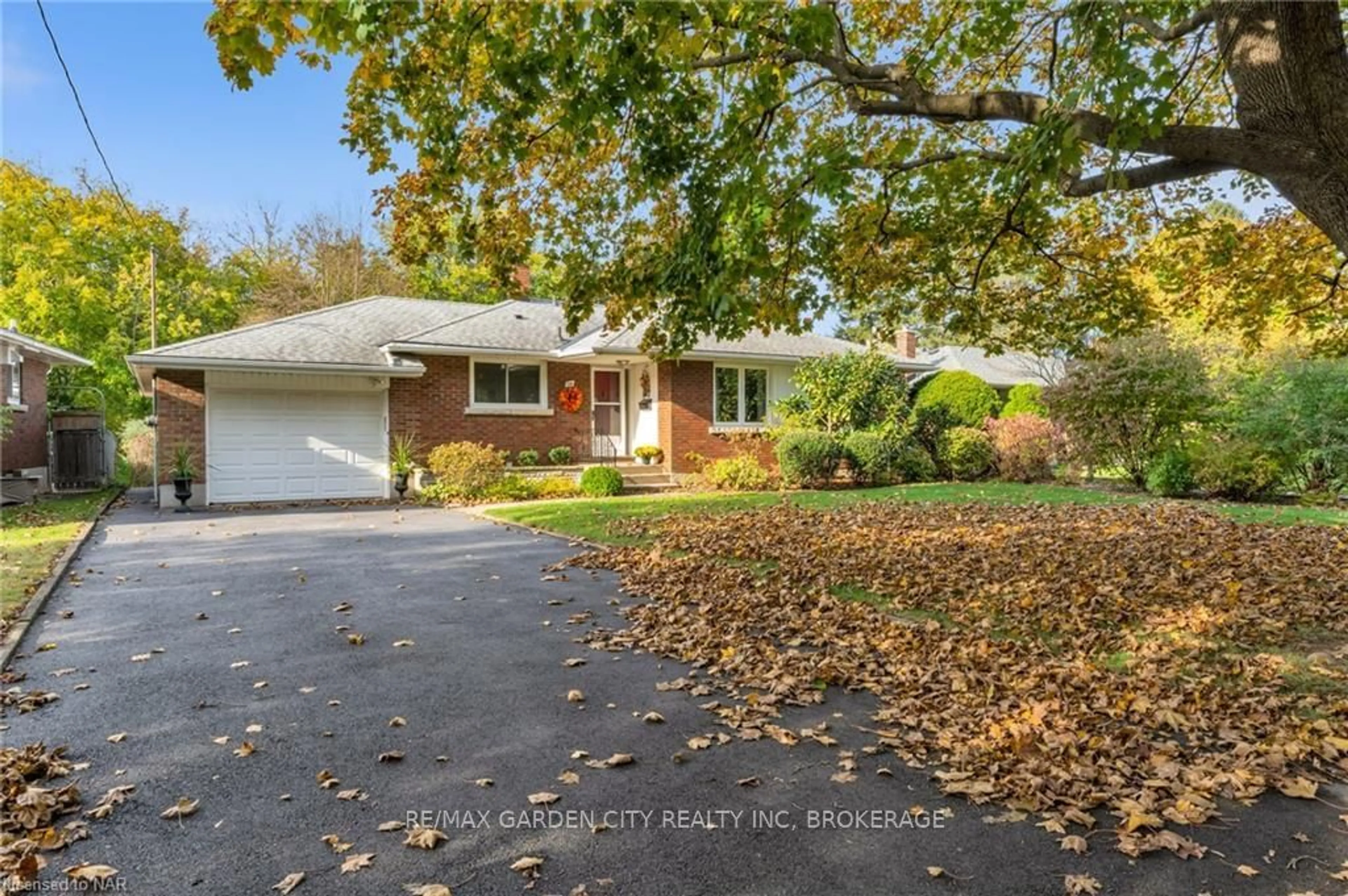 A pic from exterior of the house or condo, the street view for 34 KENWORTH Dr, St. Catharines Ontario L2M 4S2